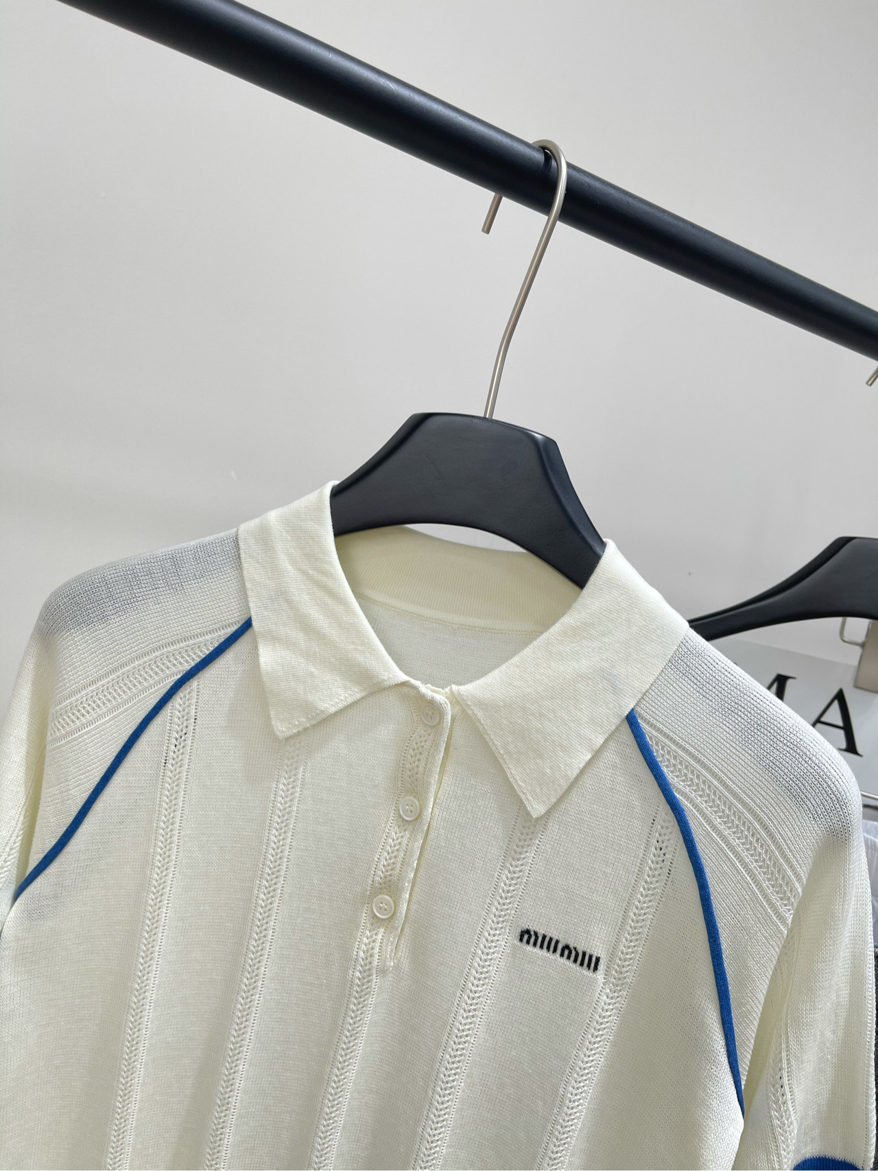 【M蓝白插肩polo针织短袖】🔺，面料：天丝棉颜色：米白色𝐌𝐈𝐔 𝐌𝐈*｜针织撞色镂空POLO衫25SS