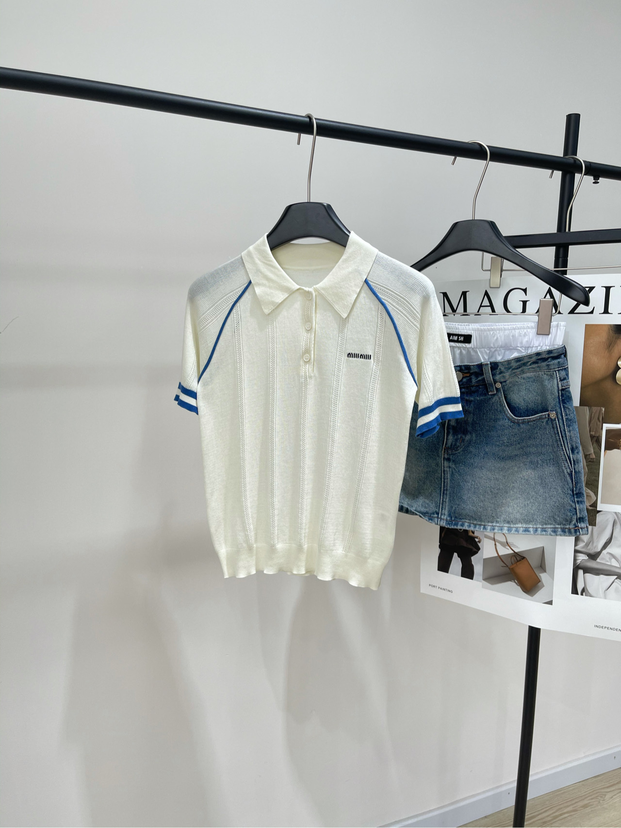 NO:428012,【M blue and white rag-shoulder polo knitted short sleeves】, fabric tensile cotton color beige *｜Knit contrasting hollow POLO shirt 25SS spring and summer new style is available!  Knitted contrasting hollow POLO shirt Blue line contrasting splicing cuffs Densely knitted hollow patterns Waist-closing design shows feminine charm Natural shell buttons, regular slim fit style Recommended with skirt Flat size S rag sleeves, bust 84 elastic, 51 length, rotator sleeve length 32 M rag sleeves, bust 88 elastic, 52 length, rotator sleeve length 33 L rag sleeves, bust 92 elastic, 53 length, rotator sleeve length 34 Manual measurement will have 2~3cm errors within the normal range, skirts, T-shirt, alexander wang19860909【M蓝白插肩polo针织短袖】 ,面料天丝棉 颜色米白色 *｜针织撞色镂空POLO衫 25SS春夏新款上新！ 针织撞色镂空POLO衫 蓝色线条撞色拼接袖口 密集针织镂空纹路 收腰设计展现女性魅力 天然贝壳纽扣,常规修身版型 推荐搭配半裙 平铺尺码 S插肩袖,胸围84弹力,衣长51,肩袖长32 M插肩袖,胸围88弹力,衣长52,肩袖长33 L插肩袖,胸围92弹力,衣长53,肩袖长34 手工测量会有2~3cm误差属于正常范围,,skirts,T-shirt,alexander wang,Women's clothing
