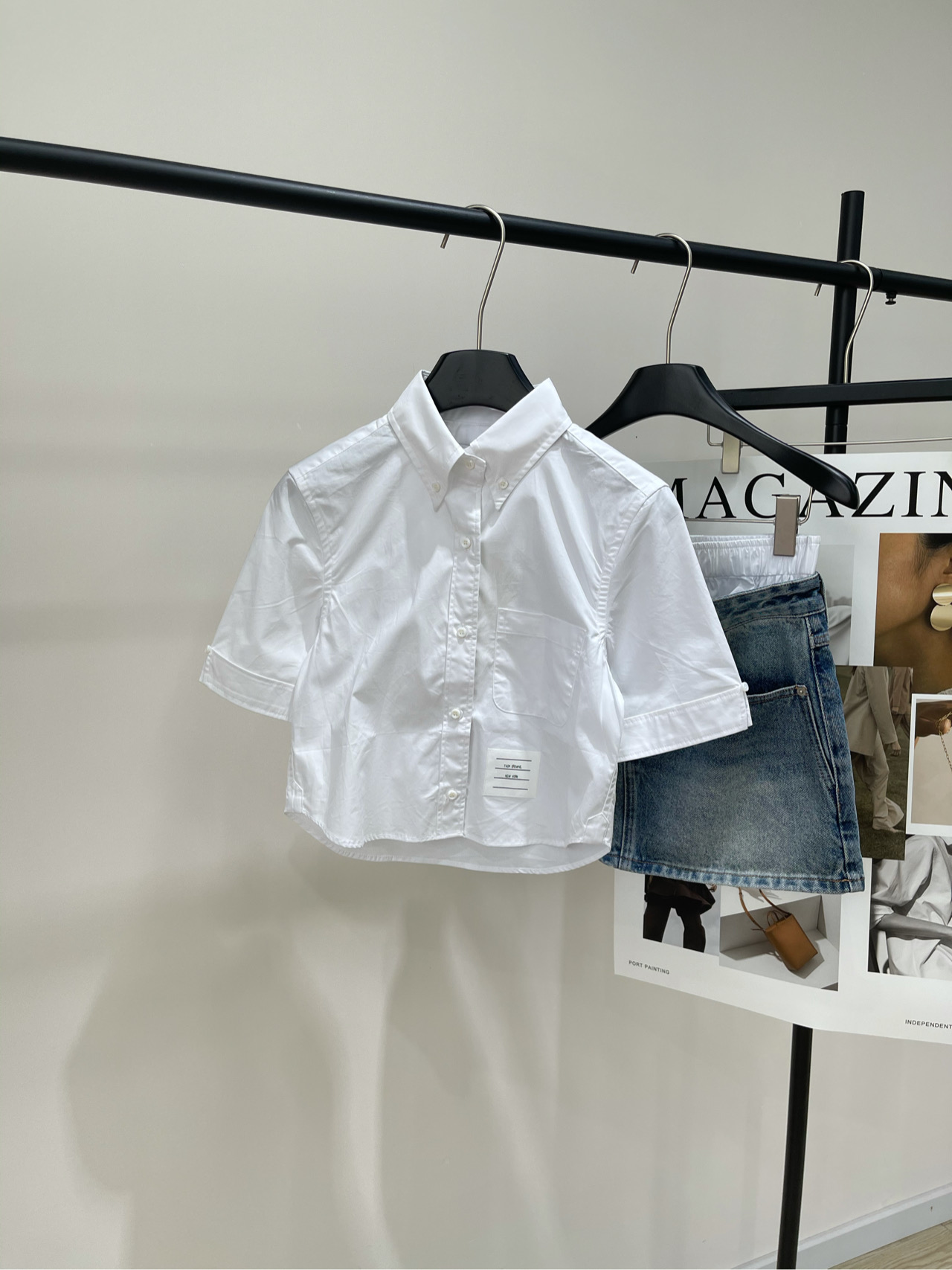 NO:428702,【tb white simple short-sleeved shirt】, fabric is cotton, color white, TBtho25 limited custom clean color craft, lapel Kai short-sleeved shirt shipment, essential shirt items, items with lazy high-end old money, exposed full clean color high-end design, very fashionable and lazy feeling, top is a slightly loose normal length style, design is relatively rare, girls are very age-reducing, flat size S shoulder width 39, bust 84, 46, sleeve length 24 M shoulder width 40, bust 88, 47, sleeve length 25 L shoulder width 41, bust 92, 48, sleeve length 26, manual measurement will have 2~3cm errors within the normal range,,shirts, T-shirt, alexander wang19860909【tb白色简约短袖衬衫】 ,面料全棉 颜色白色 TBtho25限定定制净色工艺 翻领凯短袖衬衫出货 必不可少的衬衣单品 自带慵懒高级老钱的单品 露出满幅的净色高级设计 很时髦慵懒的感觉 上衣是微宽松的正常长度版型 设计属于比较少见 少女减龄十足 平铺尺码 S肩宽39,胸围84,衣长46,袖长24 M肩宽40,胸围88,衣长47,袖长25 L肩宽41,胸围92,衣长48,袖长26 手工测量会有2~3cm误差属于正常范围,,shirts,T-shirt,alexander wang,Women's clothing