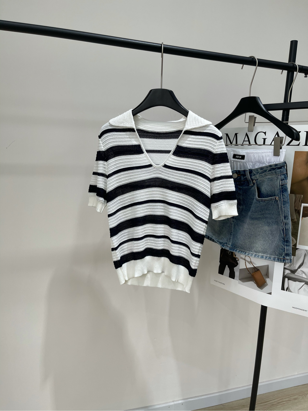 NO:428708,[mo hidden blue and white stripes braided lapel short sleeves], fabric polyester fiber, color hidden blue and white stripes, moc*2025 summer V-neck design adds a feminine softness, and the classic color matching of black and white stripes makes it versatile and durable. Classic POLO collar design, playful lapel outlines vibrant lines!  Knitted fabric is light and breathable, and it is light and erect in the wind. Suitable for summer wear~ The refreshing and slim-fitting versatile. Whether it is the casualness of jeans or the agility of skirts, there is no problem at all~ Flat size S shoulder width 36, bust 88 elastic, garment length 54, sleeve length 24 M shoulder width 37, bust 92 elastic, garment length 56, sleeve length 25 L shoulder width 38, bust 96 elastic, garment length 58, sleeve length 26 Manual measurement of member 2~3cm errors belong to the normal range, skirts, jeans, T-shirt, alexander wang19860909【mo藏蓝白条纹编织翻领短袖】 ,面料聚酯纤维 颜色藏蓝拼白条纹 moc*2025夏季V领设计增加了女性化的柔美气息 同时黑白条纹的经典配色使其百搭且耐看 经典POLO领设计 俏皮翻领勾勒活力线条！ 针织面料轻盈透气,随风扬起轻盈姿态 适合夏季穿着～ 短袖的清爽,修身的百搭 无论是牛仔裤的随性还是裙装的灵动 都是完全没有问题～ 平铺尺码 S肩宽36,胸围88弹力,衣长54,袖长24 M肩宽37,胸围92弹力,衣长56,袖长25 L肩宽38,胸围96弹力,衣长58,袖长26 手工测量会员2~3cm误差属于正常范围,,skirts,jeans,T-shirt,alexander wang,Women's clothing