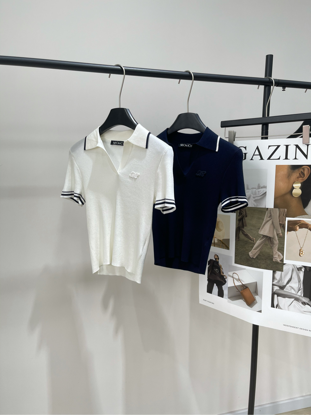 NO:428721,[mo tennis style contrasting polo knitted short sleeves], fabric tensile cotton + acetic acid, color white, hidden blue, 2025 summer new tennis style POLO collar sweater, tennis style POLO knitted sweater short cutout style makes it tall and suitable for a variety of figures and easy to control!  No button-free half-plate POLO collar sweater, casually open the neckline to visually extend the shoulder and neck line, small clavicle exposed in natural state, charming and stylish, tight shoulder design, stable shoulder line, fit freely, and show the neat posture~ The slim shortened version is comfortable to fit the waist line, slim and not slim, making it easy to wear to create a tall visual effect~!  Flat size S shoulder width 34, bust 62 large elasticity, garment length 46, sleeve length 17 M shoulder width 35, bust 66 large elasticity, garment length 48, sleeve length 18 L shoulder width 36, bust 70 large elasticity, garment length 50, sleeve length 19 manual measurement will have 2~3cm errors within the normal range, T-shirt, alexander wang19860909【mo网球风撞色polo针织短袖】 ,面料天丝棉+醋酸 颜色白色、藏蓝 2025夏季新款网球风POLO领针织衫 网球风POLO针织衫截短版型显高挑适配多元身形好驾驭！ 无扣半开襟POLO领针织衫 随性打开领口视觉延长肩颈线条 自然状态下小露锁骨,迷人有型 紧致正肩设计,肩线稳定,合身自如 尽展利落姿态～ 修身截短版型舒适贴合腰身线条 修身不勒身,轻松穿出高挑视觉效果～！ 平铺尺码 S肩宽34,胸围62弹力大,衣长46,袖长17 M肩宽35,胸围66弹力大,衣长48,袖长18 L肩宽36,胸围70弹力大,衣长50,袖长19 手工测量会有2~3cm误差属于正常范围,,T-shirt,alexander wang,Women's clothing