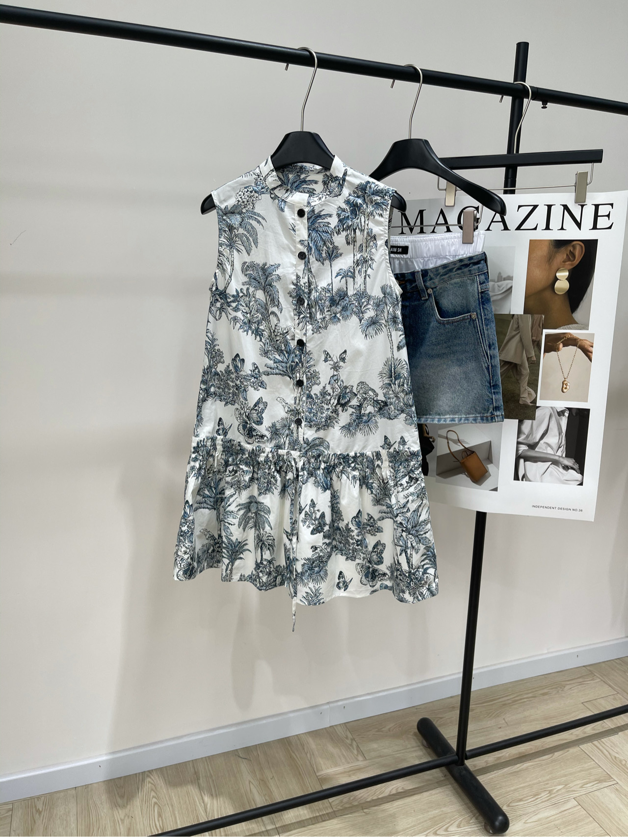 NO:428728,[Coconut Printed Sleeveless Vest Dress], fabric is all cotton, color picture color, I bought a fairy-quality dress~ Di* 25Ss spring and summer new style, plant printed stand-up collar short-sleeved dress, exclusive high-end product!  Elastic drawstring skirt design, simple and yet design sense, plant print pattern, classic that never gets tired of wearing, retro and eye-catching, fashionable, sweet or salty, fashionable and cool, flat size S shoulder width 35, bust 88, skirt length 83 M shoulder width 36, bust 92, skirt length 84 L shoulder width 37, bust 96, skirt length 85 Manual measurement will have 2~3cm errors within the normal range, skirt, skirt, T-shirt, alexander wang19860909【椰树印花无袖背心裙】 ,面料全棉 颜色图片色 买到了一条神仙品质的连衣裙～ Di* 25Ss春夏新款 植物印花立领短袖连衣裙 独家高版出品！松紧抽绳裙摆设计 简洁不失设计感 植物印花图案 百穿不厌的经典 复古又吸睛时髦 可甜可盐 能时髦又可以飒气 平铺尺码 S肩宽35,胸围88,裙长83 M肩宽36,胸围92,裙长84 L肩宽37,胸围96,裙长85 手工测量会有2~3cm误差属于正常范围,,skirts,T-shirt,alexander wang,Women's clothing