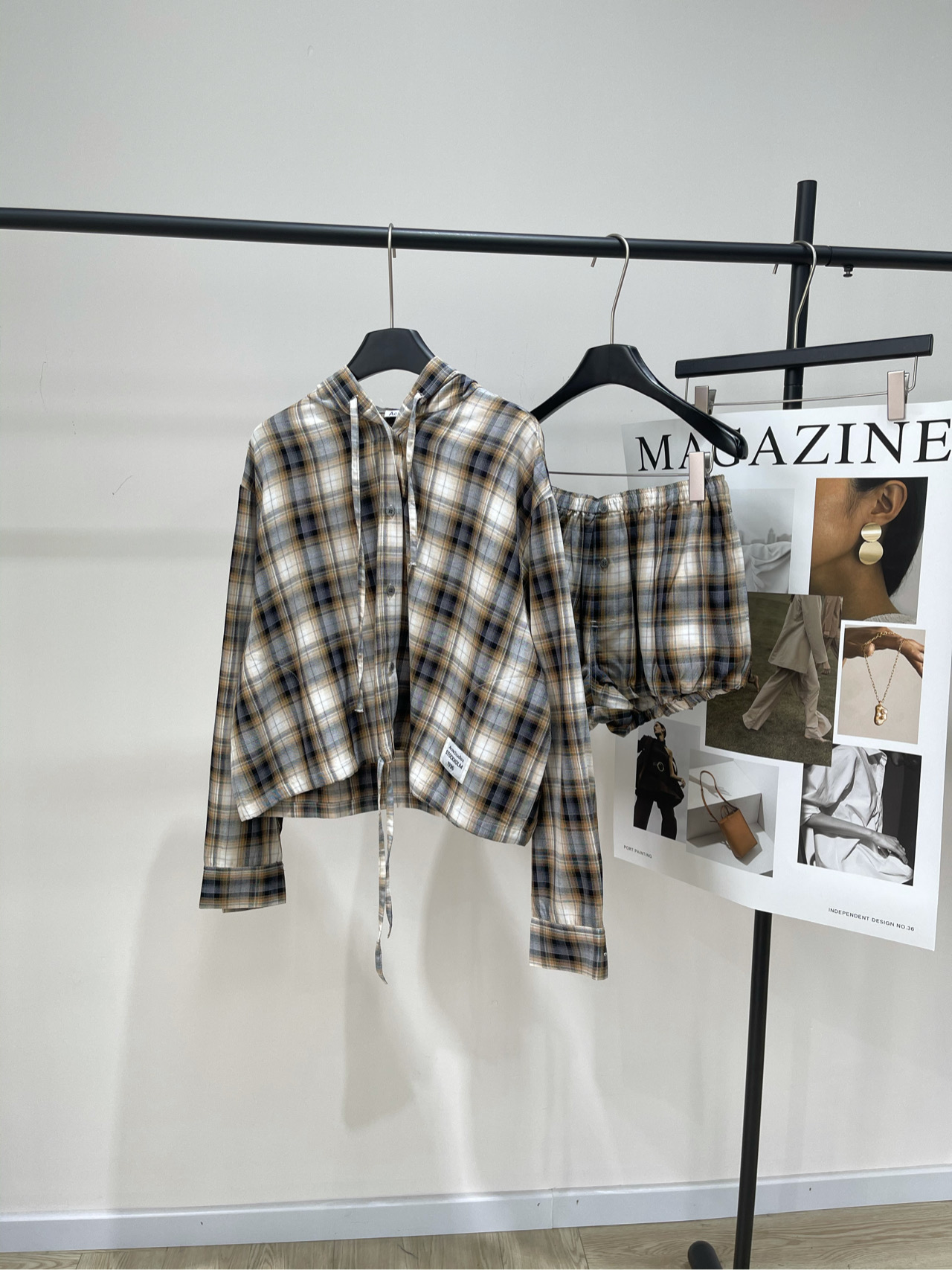 NO:428738,Jacket, P shorts [Ac gray-brown plaid hooded shirt + bud shorts] @, fabric cotton blend, color picture plaid *｜Check sunscreen shirt 25SS summer new style is available!  Plaid sunscreen shirt Plaid hooded shirt, color is gray, black, brown and white plaid Long sleeves, buttons on the front, drawstrings on the hem, brand labels on the left, plaid patterns, drawstring design, brand logo, and overall casual and fashionable style High-end, with a cool Nordic style, can be worn alone as a sunscreen jacket Shorts bud design, casual and versatile, button decoration Recommended for one set Flat size Jacket S shoulder width 51, bust 126, length 54, sleeve length 59 M shoulder width 53, bust circumference, 56, sleeve length 60 L shoulder width 55, bust circumference 134, length 58, sleeve length 61 Shorts S (30) waist circumference 66 elasticity, hip circumference 110, trousers length 30 M (32) waist circumference 70 elasticity, hip circumference 114, trousers length 31  L (34) waist circumference 74 elasticity, hip circumference 118, trousers length 32. Manual measurement will have 2~3cm errors within the normal range, shorts, jackets & coats,shirts,hats,alexander wang19860909外套, P短裤【Ac灰棕格纹连帽衬衫+花苞短裤】 @,面料棉混纺 颜色图片格纹 *｜格子防晒衬衫 25SS夏季新款上新！格子防晒衬衫 格子连帽衬衫,颜色是灰、黑、棕、白的格子 长袖,前襟有纽扣,下摆有抽绳 左侧有品牌标签 格子图案、抽绳设计、品牌标识 以及整体的休闲时尚风格 高级,带点北欧的冷淡风,可单穿可当防晒外套 短裤花苞款设计,休闲百搭,纽扣装饰 推荐一套入手 平铺尺码 外套 S肩宽51,胸围126,衣长54,袖长59 M肩宽53,胸围,衣长56,袖长60 L肩宽55,胸围134,衣长58,袖长61 短裤 S（30）腰围66弹力,臀围110,裤长30 M（32）腰围70弹力,臀围114,裤长31 L（34）腰围74弹力,臀围118,裤长32 手工测量会有2~3cm误差属于正常范围,,shorts,jackets & coats,shirts,hats,alexander wang,Women's clothing