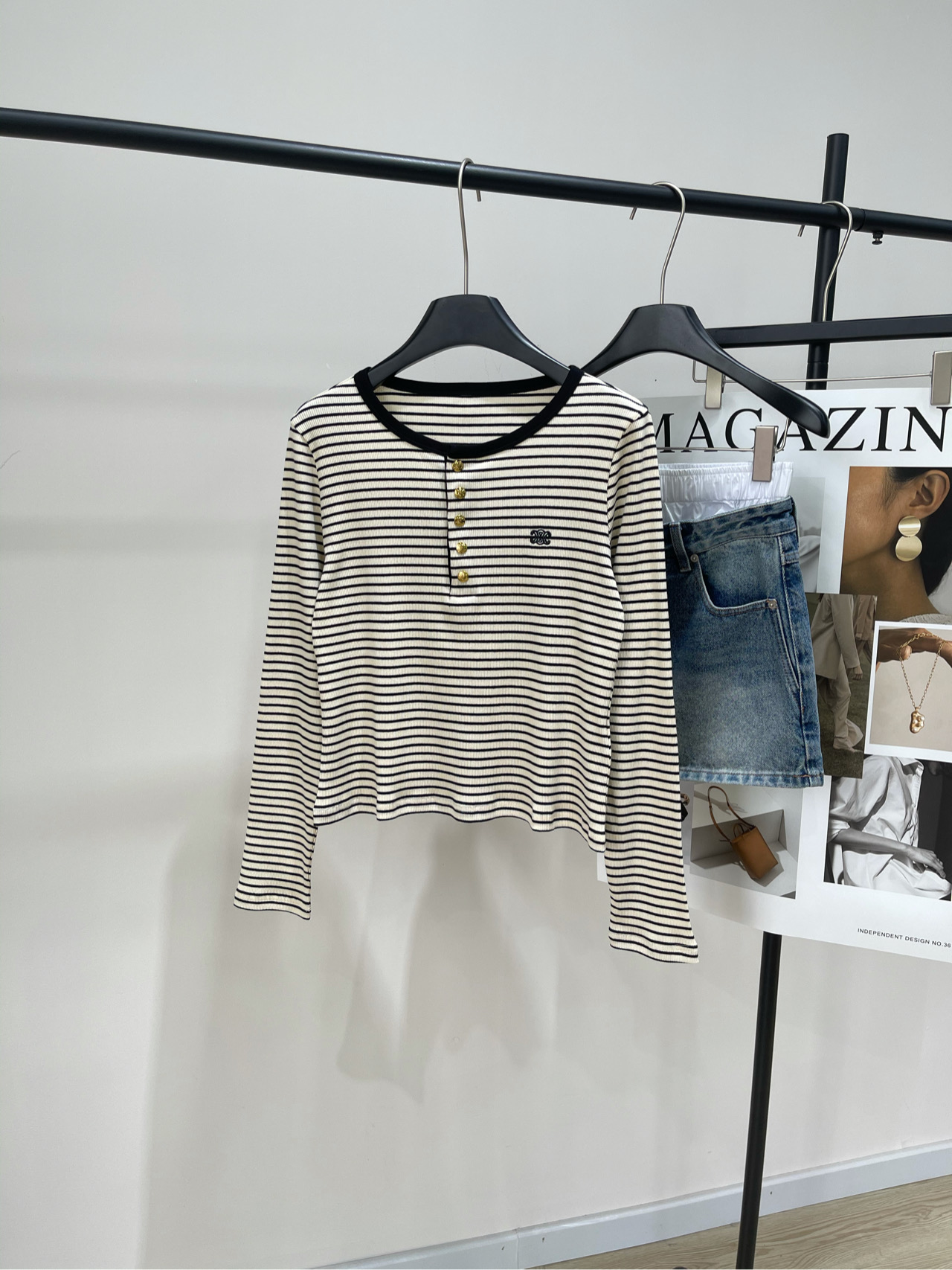 NO:430131,[ce rice black striped gold button long sleeve T], fabric knitted cotton + spandex color rice black striped *｜Striped round neck long sleeve top 25SS summer new style is available!  The striped control of this CE new single shirt is simply unavoidable. The patterned round neck short-sleeved top makes the overall look full of lazy and casual French style. The embellishment of the golden TRIOMPHE buttons makes the basic style turn gorgeously. The embroidered logo on the chest. The aura is immediately opened with trousers. It is easy to control the casual style with sports pants and shorts. Flat size S shoulder width 38, bust 86 stretch, 50, sleeve length 61 M shoulder width 39, bust 90 stretch, 51, sleeve length 62 L shoulder width 40, bust 94 stretch, 52, sleeve length 63. There will be 2~3cm errors in manual measurements., shorts, T-shirt, alexander wang19860909【ce米黑条纹金扣长袖T】 ,面料针织棉+氨纶 颜色米黑条纹 *｜条纹圆领长袖上衣 25SS夏季新款上新！ CE新款这件单衫条纹控简直无法拒绝 纹圆领短袖上衣让整体造型 充满慵懒随性的法式风情 金色TRIOMPHE纽扣的点缀 让基础款也能华丽转身 胸前刺绣logo徽标 搭配西裤立刻气场全开 配运动裤短裤则轻松驾驭休闲风 平铺尺码 S肩宽38,胸围86弹力,衣长50,袖长61 M肩宽39,胸围90弹力,衣长51,袖长62 L肩宽40, 胸围94弹力,衣长52,袖长63 手工测量会有2~3cm误差属于正常范围,,shorts,T-shirt,alexander wang,Women's clothing