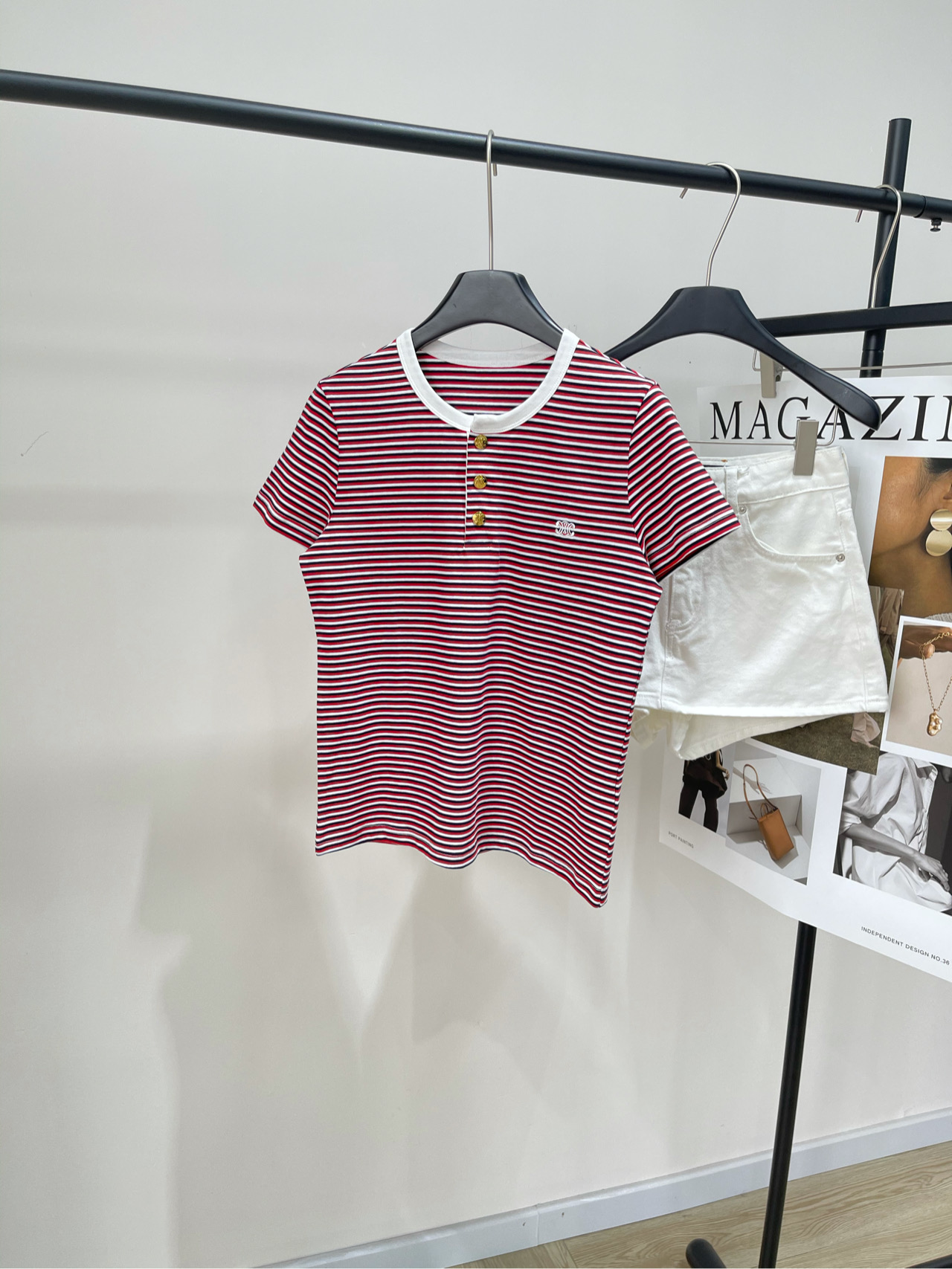 NO:430141,[ce red, black and white striped gold button short-sleeved T], fabric knitted cotton + spandex, color red, black and white stripes *｜Contrast color striped round neck short-sleeved top 25SS summer new style is available!  Contrasting striped round neck short-sleeved top makes the overall look full of lazy and casual French style. The embellishment of the golden TRIOMPHE buttons makes the basic style. It can also turn around gorgeously. It can immediately open the aura with trousers. It can easily control the casual style with sports pants and shorts. Flat size S shoulder width 37, bust 88, bust 57, sleeve length 17 M shoulder width 38, bust 92, bust 58, sleeve length 18 L shoulder width 39, bust 96, sleeve length 59, sleeve length 19. Manual measurement will have 2~3cm errors within the normal range, shorts, T-shirt, alexander wang19860909【ce红黑白条纹金扣短袖T】 ,面料针织棉+氨纶 颜色红黑白条纹 *｜撞色条纹圆领短袖上衣 25SS夏季新款上新！ 撞色条纹圆领短袖上衣让整体造型 充满慵懒随性的法式风情 金色TRIOMPHE纽扣的点缀让基础款 也能华丽转身,搭配西裤立刻气场全开 配运动裤短裤则轻松驾驭休闲风 平铺尺码 S肩宽37,胸围88微弹,衣长57,袖长17 M肩宽38,胸围92微弹,衣长58,袖长18 L肩宽39,胸围96微弹,衣长59,袖长19 手工测量会有2~3cm误差属于正常范围,,shorts,T-shirt,alexander wang,Women's clothing