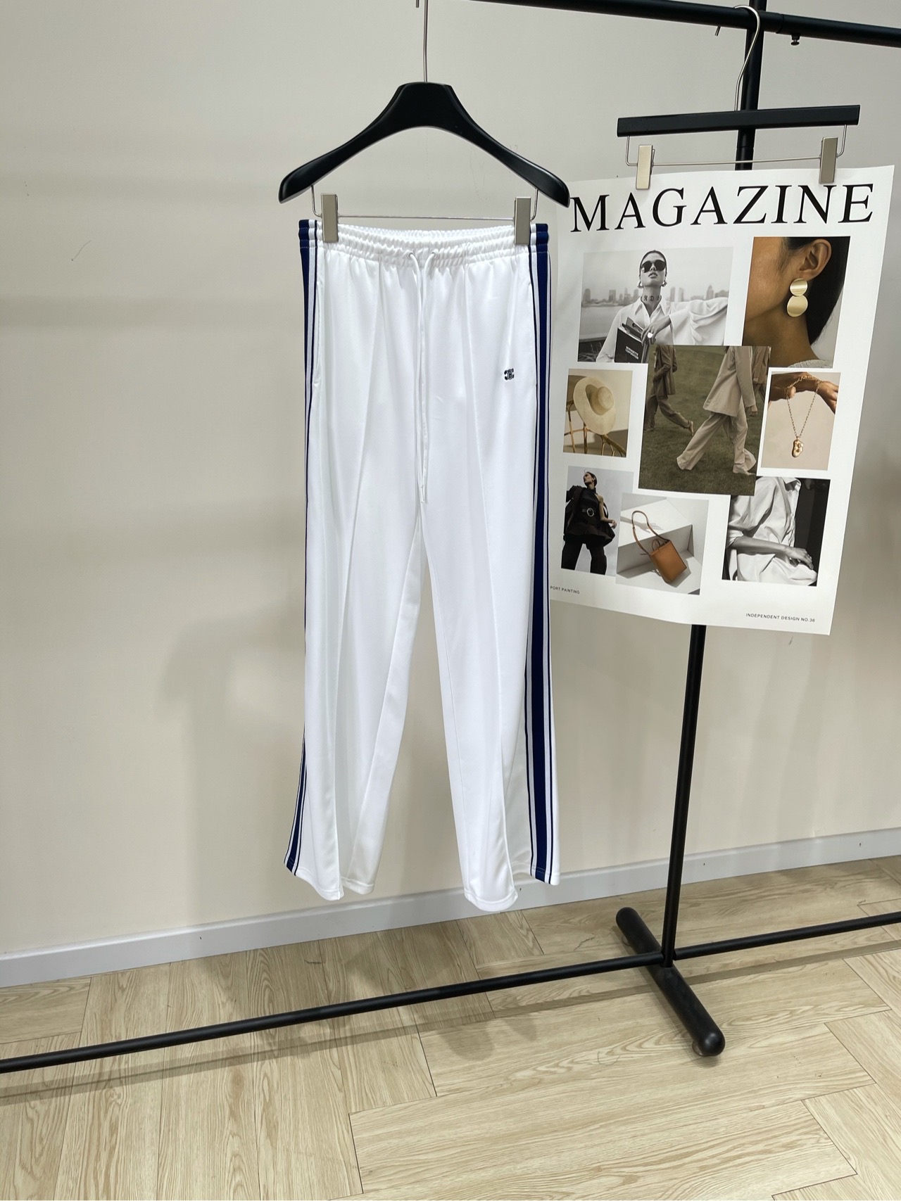 NO:430161,【ce white blue-edged webbing casual trousers】, fabric cotton + polyester fiber color white Cel*25 spring and summer new style Customized contrasting embroidered letter side webbing splicing Trousers shipped, fixed woven polyester fiber fabric, cut with style, invincible texture, super versatile item, a must-have artifact for the season, perfectly moderate length, elastic waist design, thin long legs perfectly presented, flat size S waist circumference 68 elastic, hip circumference 100, trouser length 105 M waist circumference 72 elastic, hip circumference 104, trouser length 106 L waist circumference 76 elastic, hip circumference 108, trouser length 107 manual measurement will have 2~3cm errors within the normal range, alexander wang19860909【ce白色蓝边织带休闲长裤】 ,面料棉+聚酯纤维 颜色白色 Cel*25春夏新款 定制撞色刺绣字母侧边织带拼接 长裤出货 定织的聚酯纤维面料 与版型裁剪 质感无敌好 超级百搭的单品 是当季百搭的必备神器 完美适中的长度 松紧腰头设计 瘦瘦的大长腿完美呈现出来 平铺尺码 S腰围68弹力,臀围100,裤长105 M腰围72弹力,臀围104,裤长106 L腰围76弹力,臀围108,裤长107 手工测量会有2~3cm误差属于正常范围,,alexander wang,Women's clothing