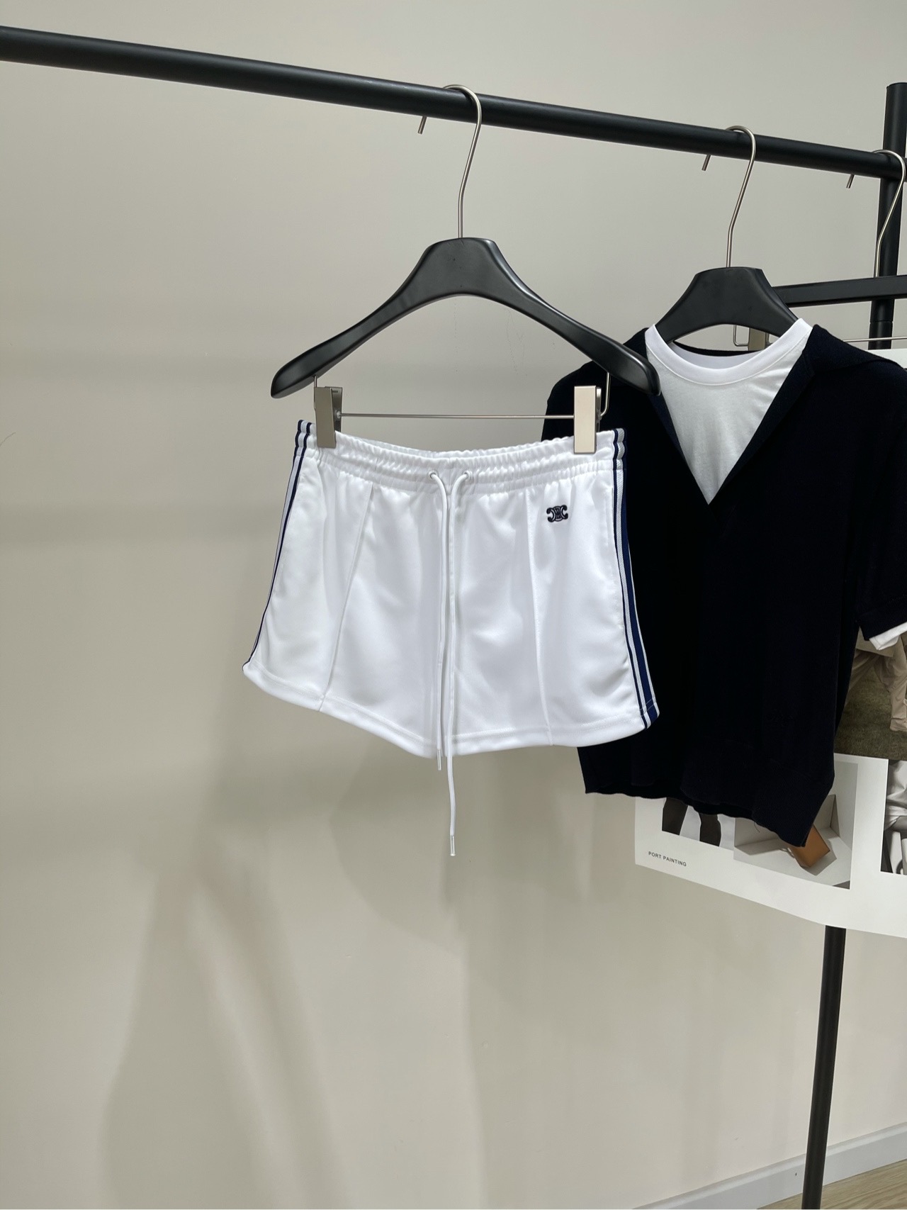 NO:430166,【ce white blue-edged webbing casual shorts】, fabric fabric cotton + polyester fiber color white Celin 25 spring and summer new style Customized contrast embroidered letter drawstring shorts shipped, fixed woven polyester fiber fabric, cut with style, invincible texture, super versatile shorts, a must-have artifact for the season, perfectly moderate length, elastic waist design, thin long legs are perfectly presented, flat size S waist circumference 68 elastic, hip circumference 98, trousers length 31 M waist circumference 72 elastic, hip circumference 102, trousers length 32 L waist circumference 76 elastic, hip circumference 106, trousers length 33 Manual measurement will have 2~3cm errors within the normal range, celine, shorts, alexander wang19860909【ce白色蓝边织带休闲短裤】 ,面料面料棉+聚酯纤维 颜色白色 Celin25春夏新款 定制撞色刺绣字母抽绳短裤出货 定织的聚酯纤维面料 与版型裁剪 质感无敌好 超级百搭的短裤 是当季百搭的必备神器 完美适中的长度 松紧腰头设计 瘦瘦的大长腿完美呈现出来 平铺尺码 S腰围68弹力,臀围98,裤长31 M腰围72弹力,臀围102,裤长32 L腰围76弹力,臀围106,裤长33 手工测量会有2~3cm误差属于正常范围,,celine,shorts,alexander wang,Women's clothing