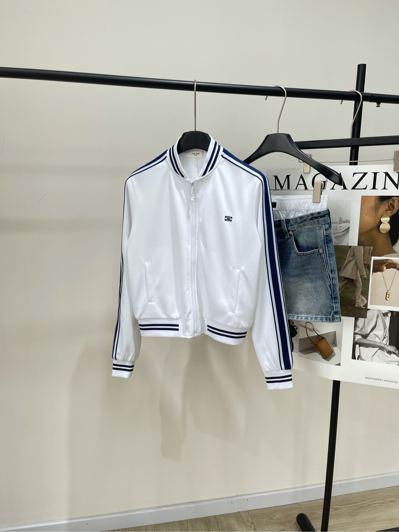 NO:430176,【ce white blue zipper sports jacket】, fabric cotton + polyester fiber, color white Celin25 spring and summer new style contrasting color logo Arc de Triomphe embroidery pattern spliced ​​ribbed metal zipper jacket top shorts shipped This jacket comes from a limited series Reinterpreting the classic logo of sports style, highlighting the spirit of high ordering. Use white fabric to make close-fitting cuts. Paired with striped shoulder straps to enhance the style. The front is decorated with Arc de Triomphe exquisite embroidery. Combining elegant temperament with the aesthetic style of sports clothing. It can be worn with other items in the limited series to create a delicate look. Flat size S shoulder width 41, bust 108, closure length 52, sleeve length 64 M shoulder width 43, bust 112, closure length 54, sleeve length 65 L shoulder width 45, bust 116, closure length 56, sleeve length 66  Manual measurement will have 2~3cm errors within the normal range, celine, shorts, jackets & coats, alexander wang19860909【ce白色蓝边拉链运动外套】 ,面料棉+聚酯纤维 颜色白色 Celin25春夏新款 撞色标志凯旋门刺绣图案 拼接罗纹金属拉链外套上衣短裤出货 这款外套来自限定系列 重新诠释运动风格经典标识 彰显的高订精神 采用白色面料精心制作贴身剪裁 搭配条纹肩带提升格调 正面饰以凯旋门精致刺绣 将高雅气质与运动服饰的美学风格相结合 可与限定系列的其他单品搭配穿着 打造精致的造型 平铺尺码 S肩宽41,胸围108,衣长52,袖长64 M肩宽43,胸围112,衣长54,袖长65 L肩宽45,胸围116,衣长56,袖长66 手工测量会有2~3cm误差属于正常范围,,celine,shorts,jackets & coats,alexander wang,Women's clothing