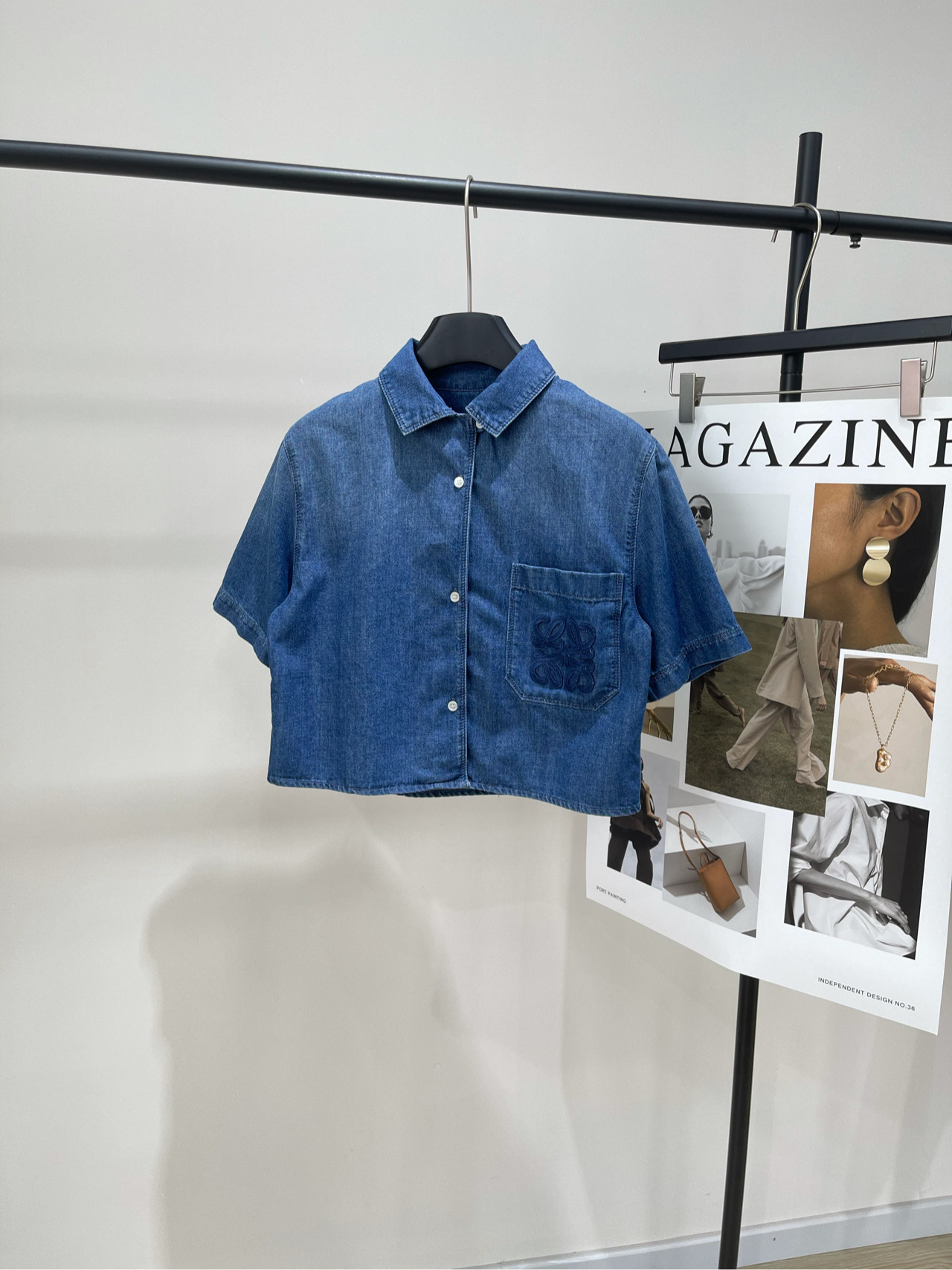 NO:430726,【loe dark blue towel embroidered short-sleeved denim shirt】, fabric denim cotton color dark blue *｜ denim short-sleeved shirt 25SS new in spring!  Denim short-sleeved shirt Lightweight wash cotton tannin shirt The chest pocket is decorated with exquisite embroidery of brand logo. Regular short style classic POLO lapel front button closure. The top is equipped with button tabs. It is recommended to wear jeans!  !  Flat size S shoulder width 42, bust 100, garment length 46, sleeve length 24 M shoulder width 43, bust 104, garment length 47, sleeve length 25 L shoulder width 45, bust 108, garment length 48, sleeve length 26 Manual measurement will have 2~3cm errors within the normal range, loewe, jeans,shirts, T-shirt,alexander wang19860909【loe深蓝毛巾绣短袖牛仔衬衫】 ,面料牛仔棉 颜色深蓝 *｜牛仔短袖衬衫 25SS春季上新！牛仔短袖衬衫 轻盈水洗棉质单宁布衬衫 胸前口袋饰有品牌logo精巧刺绣 常规短款版型经典POLO翻领正面纽扣开合 顶部配以扣袢,推荐搭牛仔裤！！ 平铺尺码 S肩宽42,胸围100,衣长46,袖长24 M肩宽43,胸围104,衣长47,袖长25 L肩宽45,胸围108,衣长48,袖长26 手工测量会有2~3cm误差属于正常范围,,loewe,jeans,shirts,T-shirt,alexander wang,Women's clothing