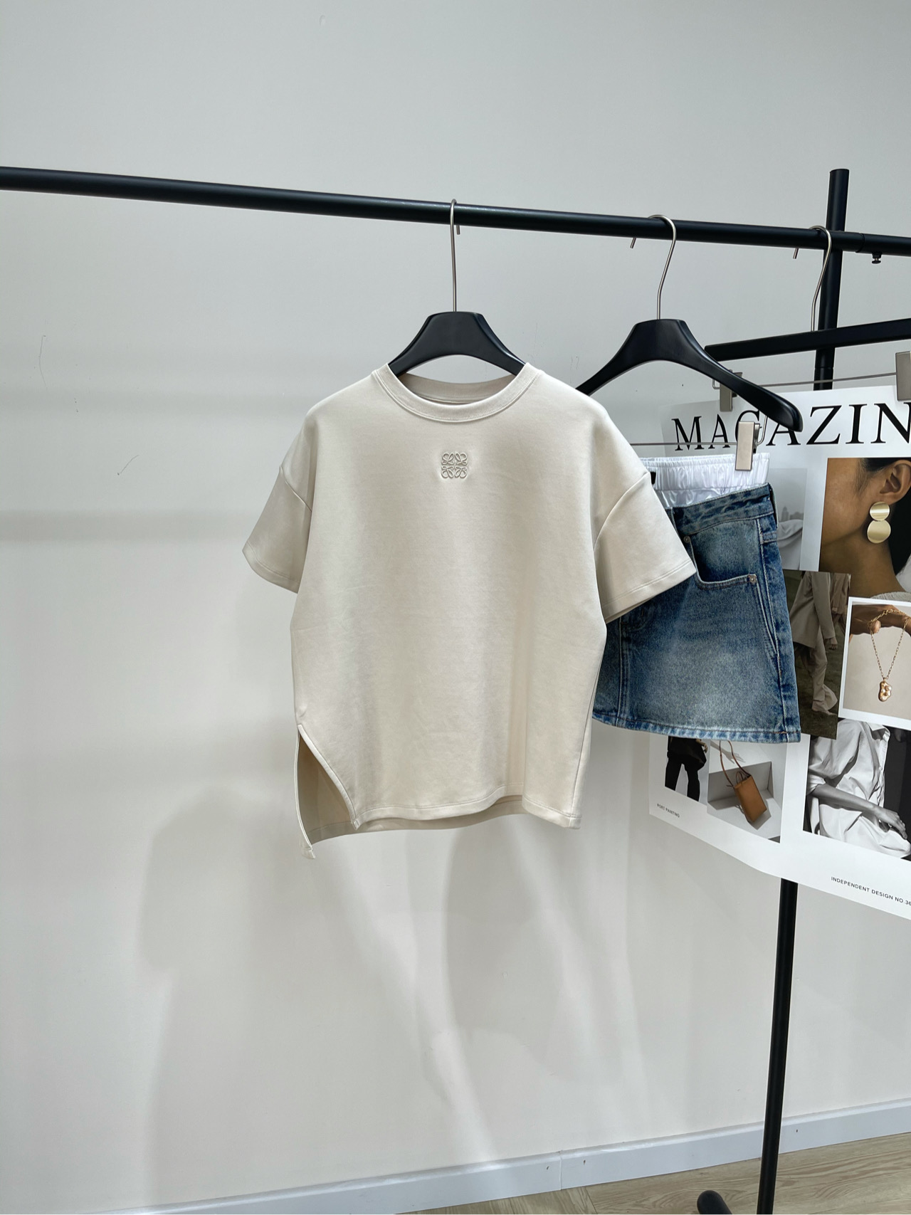 NO:430687,【loe apricot space cotton slit short-sleeved T】, fabric space cotton color apricot color LOEW25 early spring new model Heavy industry round neck embroidered letter pattern irregular T-shirt shipped Sweet retro age-reducing style ~ Loose design to make it look skin-friendly and breathable, all imported fabrics are customized Simple and versatile and girly design Flat size S shoulder width 53, bust 102, cloak length 58, sleeve length 14 M shoulder width 54, bust 106, cloak length 60, sleeve length 15 L shoulder width 55, bust 110, cloak length 62, sleeve length 16 Manual measurement will have 2~3cm errors within the normal range, loewe, T-shirt,tees, t-shirt,alexander wang19860909【loe杏色太空棉开衩短袖T】 ,面料太空棉 颜色杏色 LOEW25早春新款 重工圆领刺绣字母图案不规则T恤出货 甜美复古的减龄款～ 设计宽松显瘦有气质 精选重磅面料亲肤透气 进口面料全部定制 简约百搭很少女心的设计 平铺尺码 S肩宽53,胸围102,衣长58,袖长14 M肩宽54,胸围106,衣长60,袖长15 L肩宽55,胸围110,衣长62,袖长16 手工测量会有2~3cm误差属于正常范围,,loewe,T-shirt,tees，t-shirt,alexander wang,Women's clothing