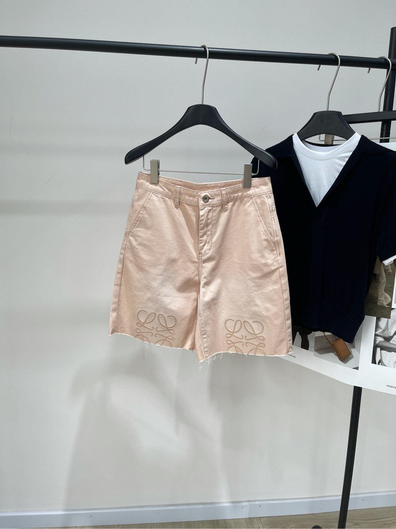 NO:430707,[loe orange-pink cork denim five-point pants], fabric denim cotton, color orange-pink *｜ hollow printed logo shorts 25SS summer new style is available!  Luo Yiwei is cheating this year!  !  Anagram classic logo shorts are just about wearing shorts in summer!  !  Anagram print controls are all over the place~ These shorts are versatile at first glance and are comfortable to wear. It is especially recommended that sisters who want to modify their thighs look slimming!  Flat size S waist circumference 70, hip circumference 98, trouser length 48 M waist circumference 74, hip circumference 102, trouser length 49 L waist circumference 78, hip circumference 106, trouser length 50 Manual measurement will have 2~3cm errors within the normal range, loewe, loewe, shorts, alexander wang19860909【loe橘粉色绞花牛仔五分裤】 ,面料牛仔棉 颜色橘粉色 *｜镂空印花logo短裤 25SS夏季新款上新！ 罗意威今年开挂了！！ anagram经典logo短裤夏天就是要穿短裤呀！ ！anagram 印花控都看过来～ 这款短裤一看就是百搭 舒适好穿 特别推荐想修饰大腿的姐妹很显瘦哦！ 平铺尺码 S腰围70,臀围98,裤长48 M腰围74,臀围102,裤长49 L腰围78,臀围106,裤长50 手工测量会有2~3cm误差属于正常范围,,loewe,loewe,shorts,alexander wang,Women's clothing