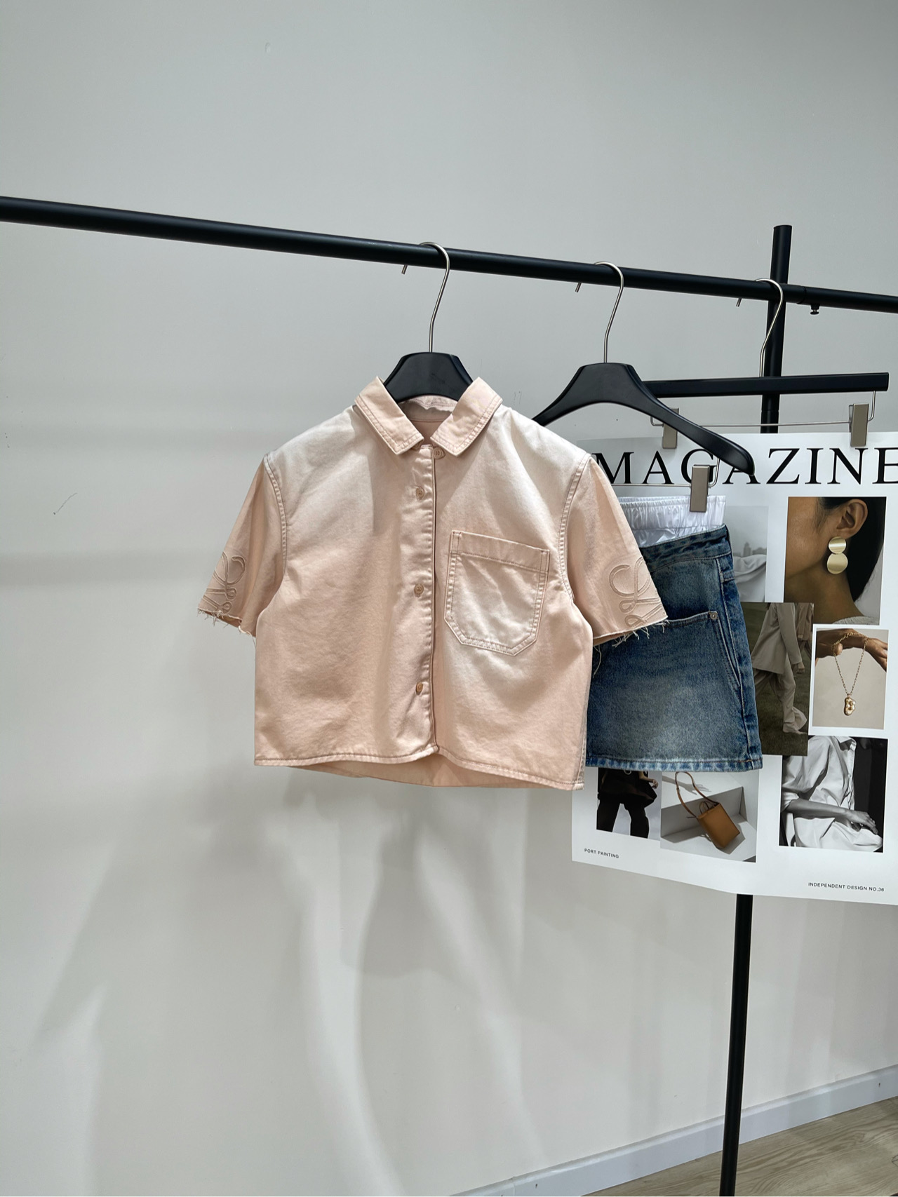 NO:430717,【loe orange pink short-sleeved denim shirt】, fabric denim cotton color orange pink *｜Cotton short-sleeved shirt 25SS new in summer!  Cotton short-sleeved shirt Lightweight wash cotton twill shirt Sleeves are decorated with exquisite hollow embroidery details of brand logo Regular front button closure Classic lapel short-sleeved shirt Washed denim looms gradient colors!  Pink super summer vacation style!  Flat size S shoulder width 41, bust 96, garment length 46, sleeve length 22 M shoulder width 43, bust 100, garment length 48, sleeve length 23 L shoulder width 45, bust 104, garment length 50, sleeve length 24 Manual measurement will have 2~3cm errors within the normal range, loewe,shirts,T-shirt,alexander wang19860909【loe橘粉色短袖牛仔衬衫】 ,面料牛仔棉 颜色橘粉色 *｜棉质短袖衬衫 25SS夏季上新！棉质短袖衬衫 轻盈水洗棉质斜纹布衬衫 衣袖饰有 品牌logo精巧镂空刺绣细节 常规版型正面纽扣开合 经典翻领短款短袖衬衫 水洗牛仔若隐若现渐变的颜色！ 粉色超级夏天度假风！ 平铺尺码 S肩宽41,胸围96,衣长46,袖长22 M肩宽43,胸围100,衣长48,袖长23 L肩宽45,胸围104,衣长50,袖长24 手工测量会有2~3cm误差属于正常范围,,loewe,shirts,T-shirt,alexander wang,Women's clothing