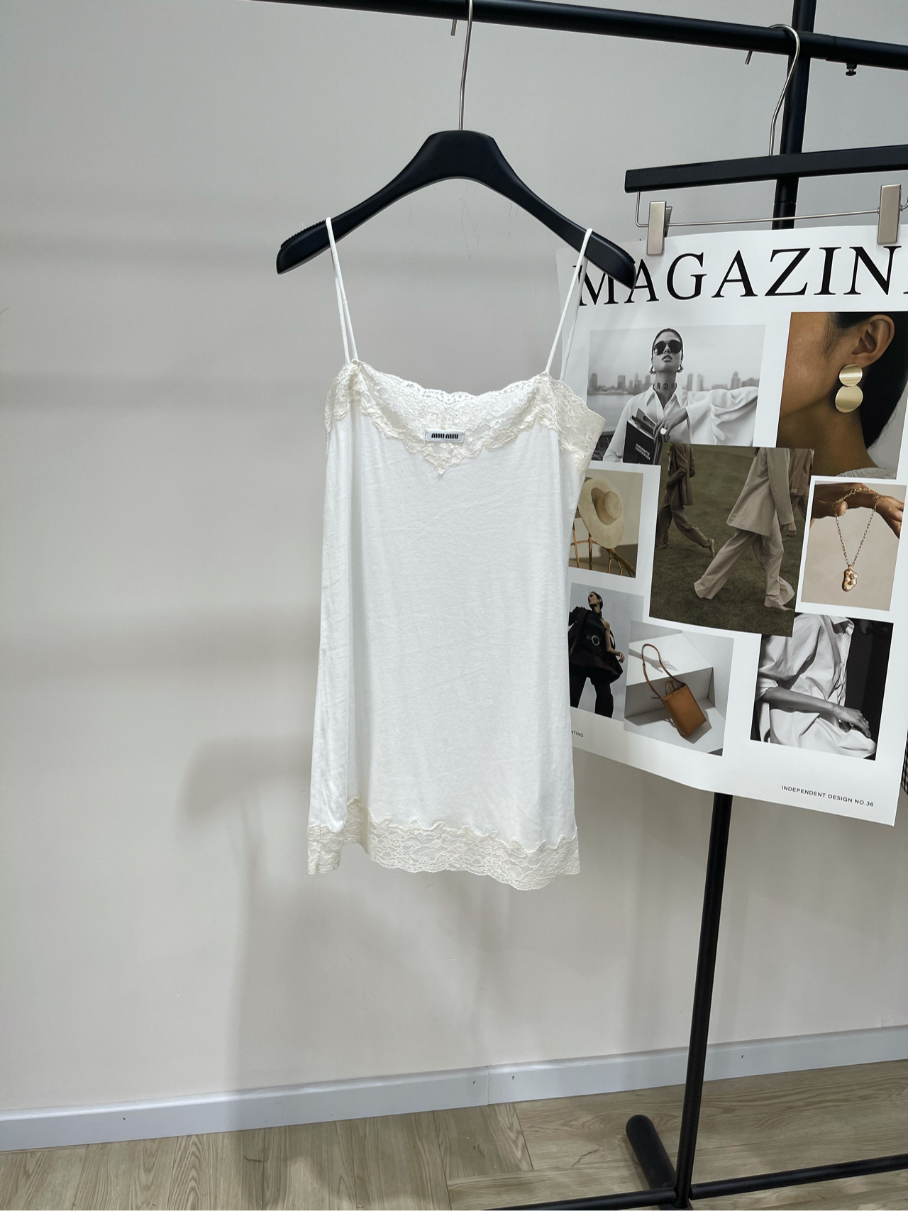 NO:431490,[M white lace spliced ​​elastic suspender skirt], fabric stretch cotton + lace color white * ｜Lace suspender dress 25SS spring and summer new style is available!  Lace suspender dress The fabric is breathable and comfortable and the special design of lace edges. The V-neck thin suspender is careful and full of sexuality. It really holds the girlish feeling in summer. It is super refreshing to wear in summer. Flat size S bust 82, skirt length 79 M bust 86, skirt length 80 L bust 90, skirt length 81. There will be 2~3cm errors in manual measurements, belong to the normal range, skirt, skirt, alexander wang19860909【M白色蕾丝拼接弹力吊带裙】 ,面料弹力棉+蕾丝 颜色白色 * ｜蕾丝吊带连衣裙 25SS春夏新款上新！ 蕾丝吊带连衣裙 面料透气舒服加上蕾丝边的特别设计 V领细吊带小心机性+感拉满 真的把夏天少女感拿捏住了,夏天穿超级清爽 平铺尺码 S胸围82,裙长79 M胸围86,裙长80 L胸围90,裙长81 手工测量会有2~3cm误差属于正常范围,,skirts,alexander wang,Women's clothing