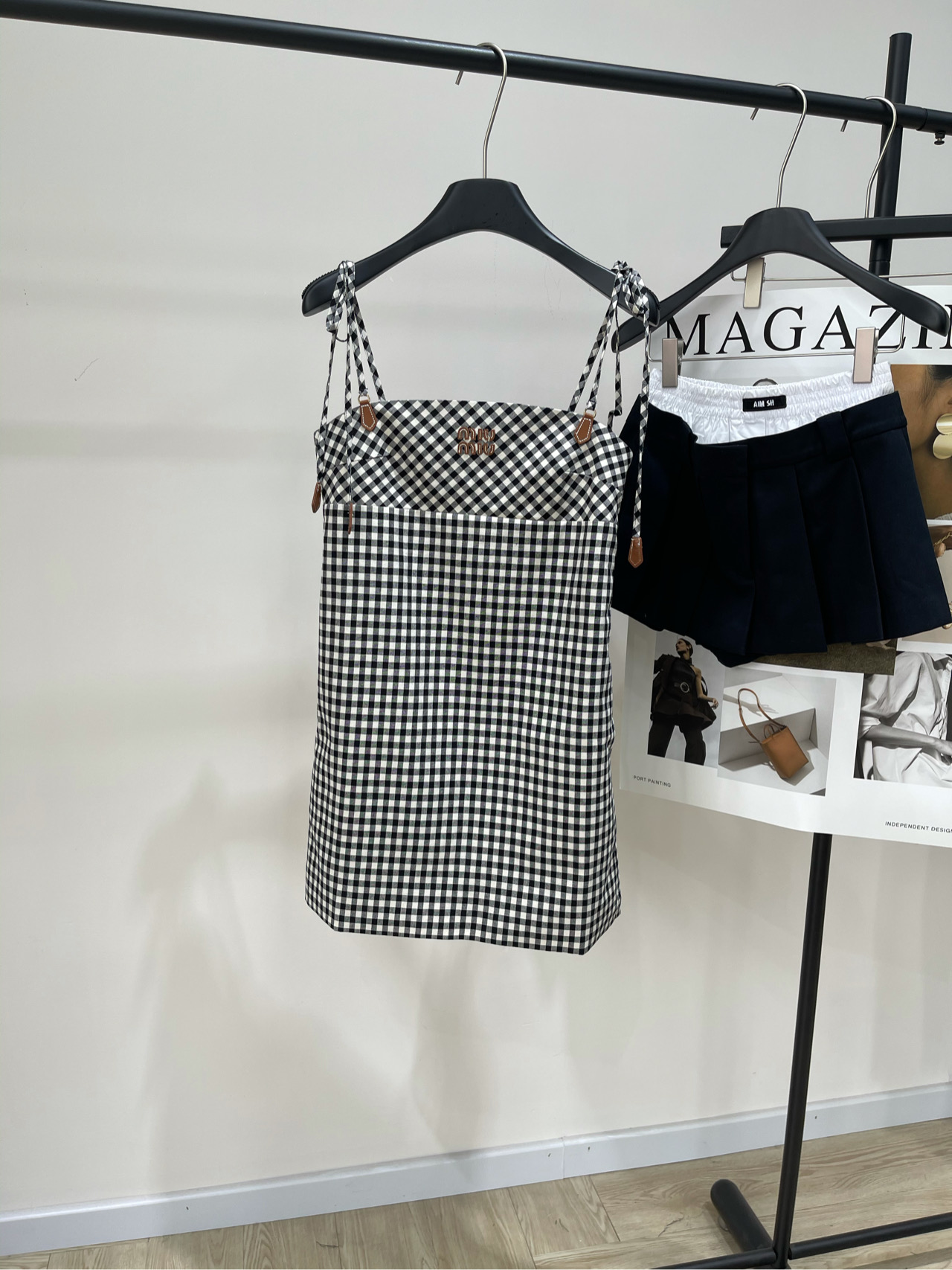 NO:431499,[M black and white plaid leather label letter suspender skirt], fabric is cotton + genuine leather, color black and white plaid *｜ plaid suspender dress 25SS summer new style is available!  This plaid suspender dress has poplin texture, the rope can be adjusted by itself, the leather logo logo design, the classic black and white plaid contrasting color marks show temperament, straight style, short style shows the length of legs, flat size S shoulder strap adjustable, bust 80, waist 74, skirt length 79 M shoulder strap adjustable, bust 84, waist 78, skirt length 80 L shoulder strap adjustable, bust 88, waist 82, skirt length 81 Manual measurement will have 2~3cm errors within the normal range, skirt 8, skirt 81, skirt 8, skirt length 81, skirt measurement will have 2~3cm errors, skirt 8, skirt 8, skirt length 81, skirt 8, skirt 8, skirt 81, skirt measurement will have 2~3cm errors, skirt 8, skirt 8, skirt 81, skirt 8, skirt 8, skirt 81, skirt 8, skirt 8, skirt 81, manual measurement will have 2~3cm errors, belong to the normal range, skirt 8, skirt 8, skirt 8, skirt 81, skirt 8, skirt 8, skirt 81, skirt 8, skirt 8, skirt 8, skirt 81, manual measurement will have 2~3cm errors, belong to the normal range, skirt 8, skirt 8, skirt 8, skirt 8, skirt 81, skirt 8, skirt 8, skirt 8, skirt 81, skirt 8, skirt 8, skirt 8, skirt 81, manual measurement will have 2~3cm errors, belong to the normal range, skirt 8, skirt 8, skirt 8, skirt 8, skirt 81, skirt 8, skirt 8, skirt 8, skirt 8, skirt 8, skirt 81, skirt 8, skirt 8, skirt 8, manual measurement will have 2~3cm errors, belong to the normal range, skirt 8, skirt 8, skirt 8, skirt 8, skirt 8, skirt 8, skirt 8, skirt19860909【M黑白格皮标字母吊带裙】 ,面料全棉+真皮 颜色黑白格纹 *｜格子吊带连衣裙 25SS夏新款上新！ 这款格子吊带连衣裙府绸质感 绳子可自己调节 皮标徽标logo设计 经典的黑白格子撞色标彰显气质 直筒款式,短款显腿长 平铺尺码 S肩带可调节,胸围80,腰围74,裙长79 M肩带可调节,胸围84,腰围78,裙长80 L肩带可调节,胸围88,腰围82,裙长81 手工测量会有2~3cm误差属于正常范围,,skirts,alexander wang,Women's clothing