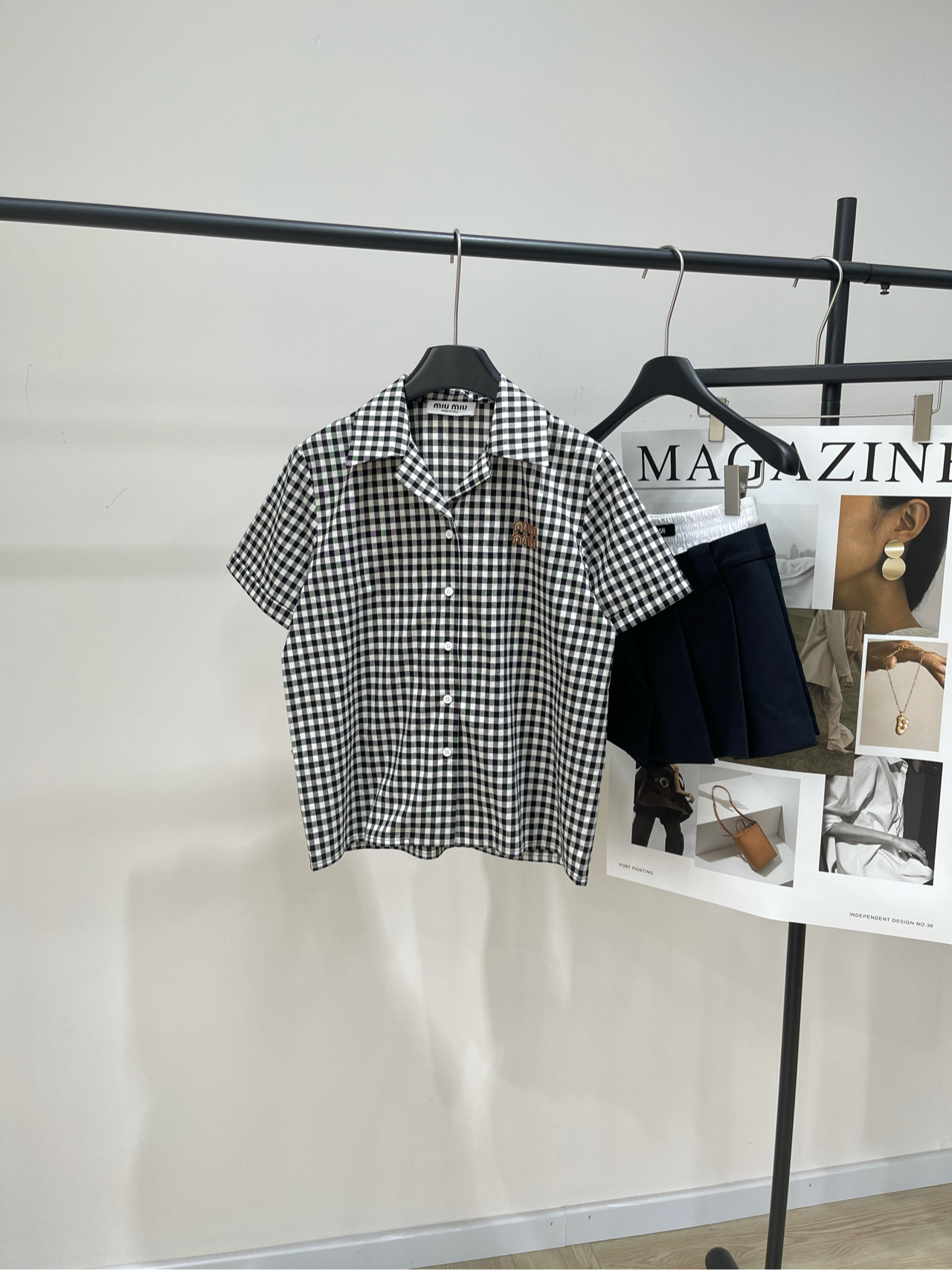 NO:431519,[M black and white plaid leather label letter short-sleeved shirt], fabric is cotton + genuine leather, color is black and white plaid *｜Check shirt 25SS summer new style is available!  This checked shirt creates a young and rebellious attitude with retro elements and cognac leather details. It is matched with a skirt in the same color, MiU department’s college style!  Flat size S shoulder width 41, bust 102, garment length 59, sleeve length 20 M shoulder width 43, bust 106, garment length 61, sleeve length 21 L shoulder width 45, bust 110, garment length 63, sleeve length 22 Manual measurement will have 2~3cm errors within the normal range, miumiu, skirts, shirts, T-shirts, alexander wang19860909【M黑白格皮标字母短袖衬衫】 ,面料全棉+真皮 颜色黑白格 *｜格纹衬衫 25SS夏新款上新！ 这款格纹衬衫以复古元素和干邑色皮革细节 塑造出年轻叛逆的态度 搭配同色系半裙miu系学院风拉满！ 平铺尺码 S肩宽41,胸围102,衣长59,袖长20 M肩宽43,胸围106,衣长61,袖长21 L肩宽45,胸围110,衣长63,袖长22 手工测量会有2~3cm误差属于正常范围,,miumiu,skirts,shirts,T-shirt,alexander wang,Women's clothing