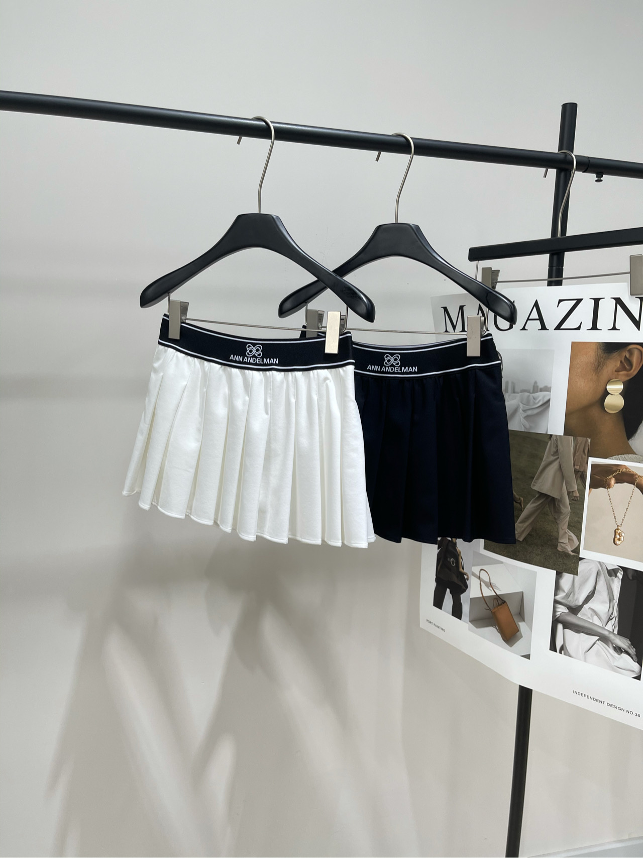 NO:431528,[Ann Black and White Butterfly Webbing Pleated Short Skirt], fabric nylon + spandex, color white and black, this pleated short skirt is so practical!  The elastic waist design of the spliced ​​waist is super considerate. There is no need to worry about size at all. The position of the logo is just right and will not be too ostentatious. The zipper design on the side is very convenient to put on and off. No need to worry about the embarrassment of the skirt being stuck. The fabric is chosen for the very comfortable blend material. It is soft and stylish, and will not wrinkle easily. The pleated spacing is just right. The curve of the skirt flutters when walking. The high-waist design makes the legs look longer. Small girls can easily control it. It is a casual college style with sweatshirts. It is a practical item in the closet that can be worn from spring to autumn. The details are really attentive. The splicing of the waist is finely made. The zipper is also chosen for the very good quality. Such a versatile and comfortable short skirt is really hard not to love!  Flat size with anti-exposure lining S waist circumference 66 elasticity, hip circumference 94, skirt length 31 M waist circumference 70 elasticity, hip circumference 98, skirt length 32 L waist circumference 74 elasticity, hip circumference 102, skirt length 33 Manual measurement will have 2~3cm errors within the normal range, hoodie, sweatshirts, skirts, alexander wang19860909【Ann黑白蝴蝶织带百褶短裙】 ,面料锦纶+氨纶 颜色白色、黑色 这条百褶短裙也太实穿了吧！ 拼接的弹性腰头设计超级贴心 完全不用担心尺码问题 logo的位置也恰到好处不会太张扬～ 侧边的拉链设计穿脱特别方便 再也不用担心裙子卡住的尴尬了 面料选的是那种很舒服的混纺材质 柔软又有型,不会轻易起皱 百褶的间距设计得刚刚好 走起路来裙摆飘动的弧度特别美 高腰设计超级显腿长 小个子女生也能轻松驾驭 搭配卫衣就是休闲学院风 配针织衫又很温柔气质 是衣橱里那件能从春天穿到秋天的实用单品 细节处理真的很用心 腰头的拼接处做工精细 拉链也选的是质量很好的那种 这么百搭又舒服的短裙,真的很难不爱啊！ 平铺尺码有防走光内衬 S腰围66弹力,臀围94,裙长31 M腰围70弹力,臀围98,裙长32 L腰围74弹力,臀围102,裙长33 手工测量会有2~3cm误差属于正常范围,,hoodie,sweatshirts,skirts,alexander wang,Women's clothing