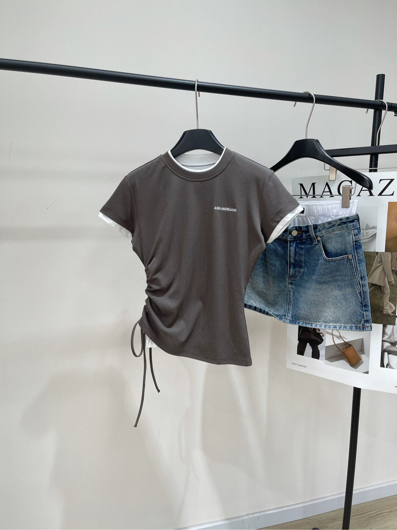 NO:431536,[Ann gray-brown white-edged drawstring double-layer short-sleeved T], fabric cotton + spandex, color gray-brown 25SS spring and summer new style, real two-piece splicing deconstruction of double-neck slim short-sleeved T-shirt, deconstructing traditional design, combining concrete clothing elements with abstract free spirit, presenting novel simple and dynamic cotton fiber blending materials, soft and delicate and elastic, unique slim-cutting avoids basic clichés, modifying the body shape from the visual effect, and making the beauty both chic and neat, improving daily dressing style, artistic and practicality highlighting style!  Side drawstrings are full of design. Flat size S shoulder width 40, bust 92 elasticity, garment length 55, sleeve length 14 M shoulder width 41, bust 96 elasticity, garment length 56, sleeve length 15 L shoulder width 42, bust 100 elasticity, garment length 57, sleeve length 16. Manual measurement will have 2~3cm errors that fall within the normal range, T-shirt,tees, t-shirt,alexander wang19860909【Ann灰棕色白边抽绳双层短袖T】 ,面料棉+氨纶 颜色灰棕色 25SS春夏新款 真两件拼接解构双领修身短袖T恤 将传统设计进行解构 让具象的服装元素与抽象的自由精神结合 呈现新颖的简约活力棉质纤维混纺用料 柔软细腻且有弹性 独有的修身裁剪避免基础的俗套 从视觉效果上修饰体态 并让美感兼具了潇洒与利落 提升日常穿搭衣品 艺术性与实用性兼得凸显格调哦！ 侧面抽绳绑带设计感满满 平铺尺码 S肩宽40,胸围92弹力,衣长55,袖长14 M肩宽41,胸围96弹力,衣长56,袖长15 L肩宽42,胸围100弹力,衣长57,袖长16 手工测量会有2~3cm误差属于正常范围,,T-shirt,tees，t-shirt,alexander wang,Women's clothing