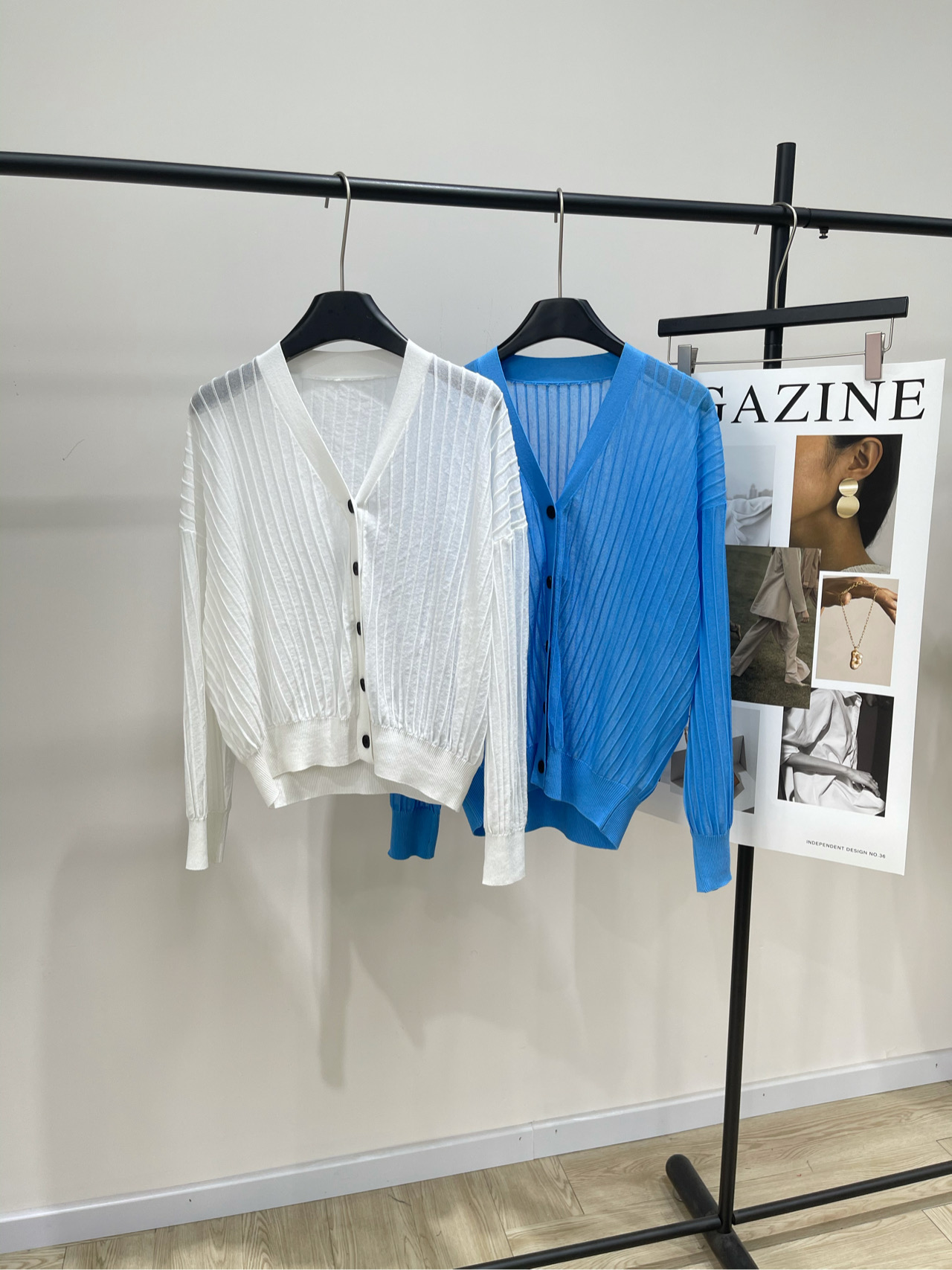 NO:433721,[SS vertical striped transparent V-neck cardigan], fabric adhesive + nylon color blue, white New spring and summer 2025 vertical striped slightly transparent knitted cardigan The vertical striped slightly transparent knitted cardigan texture, dry, breathable and thin, can be used as a sunscreen shirt with a jacket or suspender to travel easily~ Blue makes white and slim, white is versatile and casual!  This vertical striped slightly transparent knitted cardigan is presented in white and blue, respectively. This cardigan is designed in simple style, with a V-neck and front button design. The overall style is fresh and has a sense of design. The vertical striped texture of the cardigan adds a sense of visual layering. The slightly transparent material adds a hint of lightness and fashion to it. Flat size S shoulder width 62, bust 122, garment length 64, sleeve length 51 M shoulder width 63, bust 126, garment length 65, sleeve length 52 L shoulder width 64, bust 130, garment length 66, sleeve length 53. There will be 2~3cm errors in manual measurements, belong to the normal range,, jackets & coats, alexander wang19860909【SS竖条纹透视V领开衫】 ,面料黏胶+锦纶 颜色蓝色,白色 2025年春夏新款竖条纹微透针织开衫 竖条纹微透针织开衫肌理感 干爽透气轻薄可当防晒衫里面搭配外套 或者吊带轻松出行～ 蓝色显白显瘦 白色百搭休闲！ 这款竖条纹微透针织开衫 分别以白色和蓝色呈现 这款开衫设计简约,采用V领和前排纽扣设计 整体风格清新且具有设计感 开衫的竖条纹纹理增加了视觉层次感 微透材质则为其增添了一丝轻盈与时尚感 平铺尺码 S肩宽62,胸围122,衣长64,袖长51 M肩宽63,胸围126,衣长65,袖长52 L肩宽64,胸围130,衣长66,袖长53 手工测量会有2~3cm误差属于正常范围,,jackets & coats,alexander wang,Women's clothing