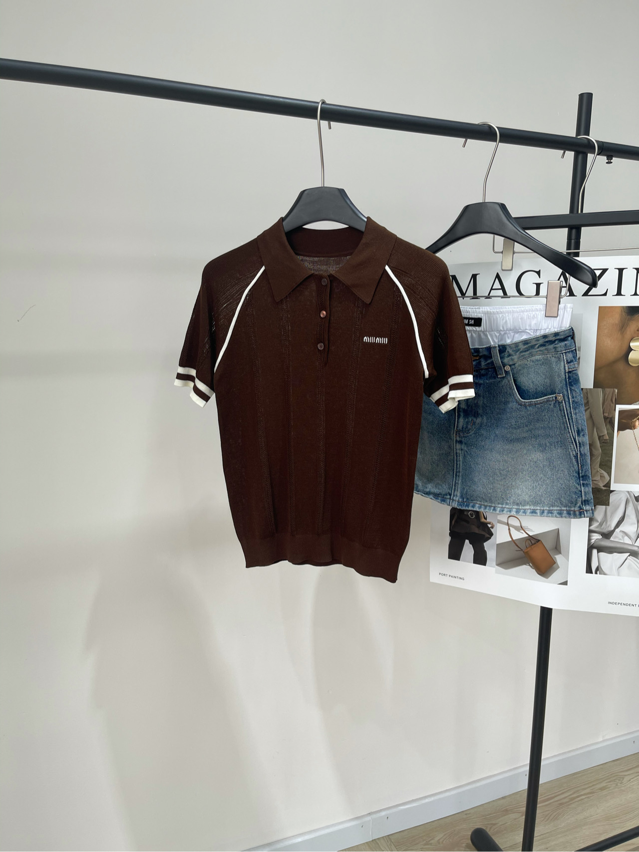 NO:433727,[M brown rag-shoulder polo knitted short sleeves], fabric tensile cotton, color brown *｜Knitted contrasting hollow POLO shirt 25SS spring and summer new style is available!  Knitted contrasting hollow POLO shirt White line contrasting splicing cuffs Densely knitted hollow patterns Waist-closing design shows feminine charm Natural shell buttons, regular slim fit style Recommended with skirt Flat size S rag sleeves, bust 84 elastic, 51 length, rotator sleeve length 32 M rag sleeves, bust 88 elastic, 52 length, rotator sleeve length 33 L rag sleeves, bust 92 elastic, 53 length, rotator sleeve length 34 Manual measurement will have 2~3cm errors within the normal range, skirts, T-shirt, alexander wang19860909【M咖色插肩polo针织短袖】 ,面料天丝棉 颜色咖色 *｜针织撞色镂空POLO衫 25SS春夏新款上新！ 针织撞色镂空POLO衫 白色线条撞色拼接袖口 密集针织镂空纹路 收腰设计展现女性魅力 天然贝壳纽扣,常规修身版型 推荐搭配半裙 平铺尺码 S插肩袖,胸围84弹力,衣长51,肩袖长32 M插肩袖,胸围88弹力,衣长52,肩袖长33 L插肩袖,胸围92弹力,衣长53,肩袖长34 手工测量会有2~3cm误差属于正常范围,,skirts,T-shirt,alexander wang,Women's clothing