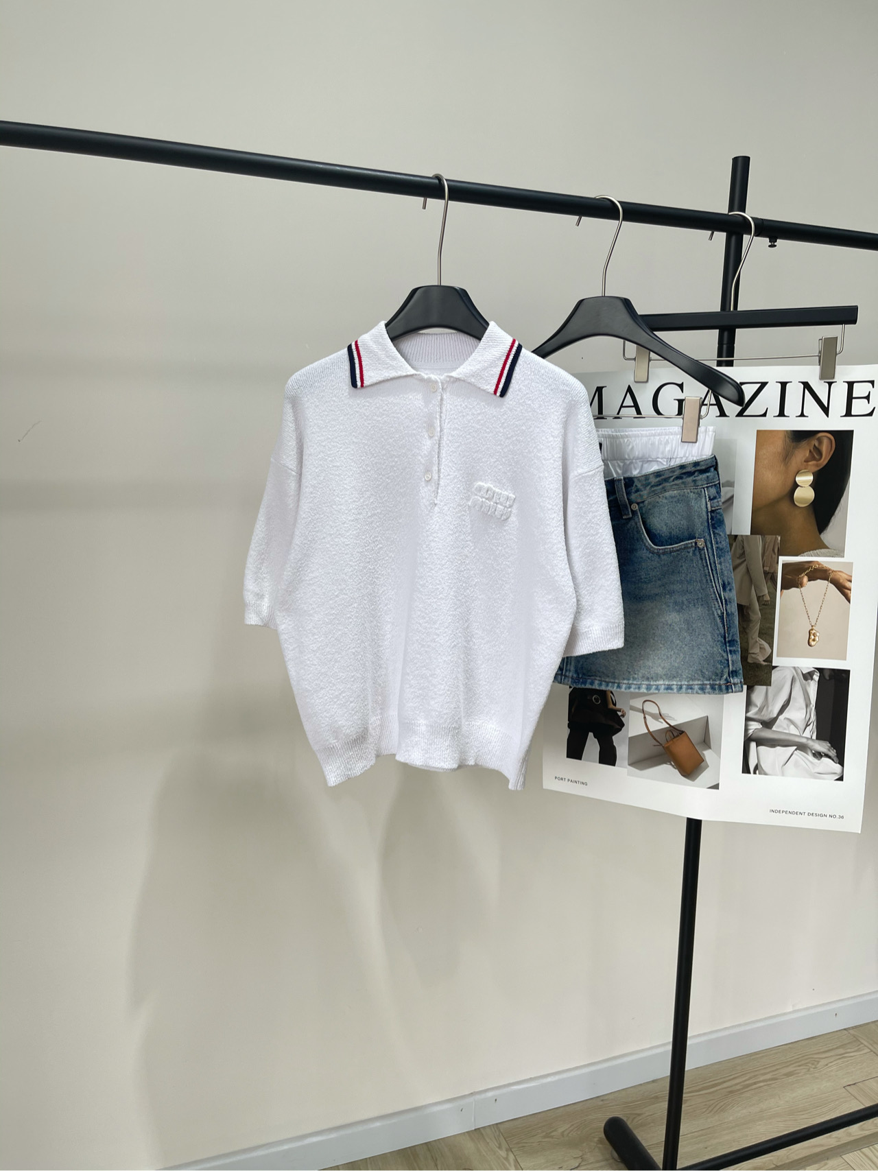 NO:433733,[M white circle polo knitted short sleeves], fabric cotton + nylon color white *｜ Cotton knitted polo shirt 25SS spring and summer new style is available!  This pure cotton polo POLO shirt uses knitting technology. Double striped details evoke the aesthetics of men's sportswear. Through the loose fit of this Polo shirt, the exquisite cotton circle texture adds a casual feeling. Flat size S shoulder width 51, bust 100, garment length 55, sleeve length 24 M shoulder width 52, bust 104, garment length 56, sleeve length 25 L shoulder width 53, bust 108, garment length 57, sleeve length 26. There will be 2~3cm errors in manual measurements, T-shirt, alexander wang19860909【M白色圈圈纱polo针织短袖】 ,面料棉+锦纶 颜色白色 *｜棉针织马球polo衫 25SS春夏新款上新！ 这款纯棉马球POLO衫采用针织工艺 双条纹细节唤起男士运动服的美学 通过这款Polo衫的宽松版型 精致的棉质圈圈纱纹理增添休闲感 平铺尺码 S肩宽51,胸围100,衣长55,袖长24 M肩宽52,胸围104,衣长56,袖长25 L肩宽53,胸围108,衣长57,袖长26 手工测量会有2~3cm误差属于正常范围,,T-shirt,alexander wang,Women's clothing