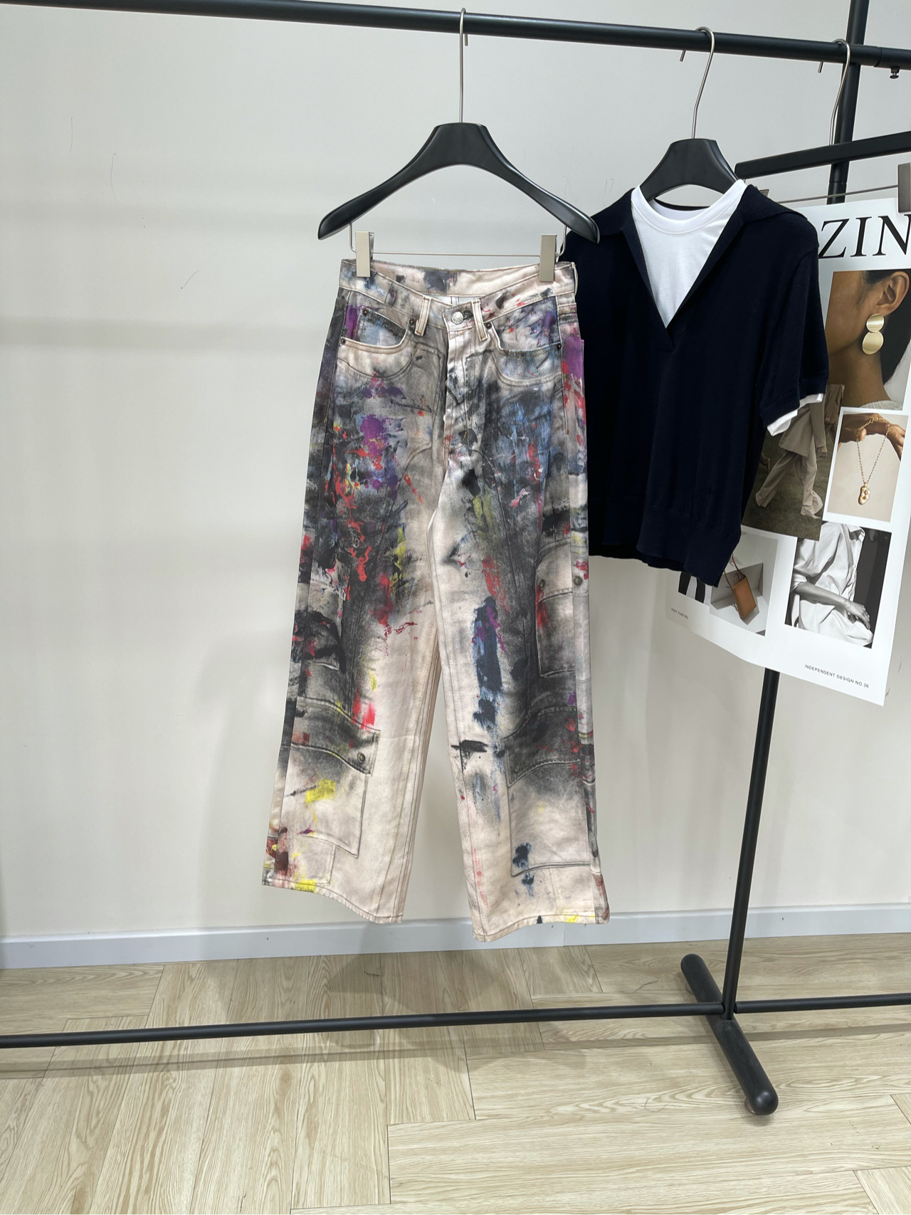 NO:433739,[Ac painted graffiti jean trousers], fabric denim cotton color picture color 1981 style graffiti dirty jeans shaping the perfect outline with straight wide-leg tailoring. Cleverly modify the hip lines at the waist, showing the slimming effect. The tooling pocket adopts 3D printing technology. The ink-splashing oil painting elements are presented in three-dimensionally, with rich colors without losing coordination to create a unique 'colorful black'. The rich sense of art and retro and old texture blend, making every graffiti look like carefully carved brushstrokes. The trouser shape is exquisite, and it is casual when walking. Wear it and go out on the street to easily interpret the cool style. Add unique charm to daily shapes. Flat size S waist 68, hip 100, trouser length 107 M waist 72, hip 104, trouser length 108 L waist 76, hip 108, trouser length 109  Manual measurement will have 2~3cm errors within the normal range, jeans, alexander wang19860909【Ac彩绘涂鸦牛仔长裤】 ,面料牛仔棉 颜色图片色 1981版型涂鸦脏脏牛仔裤 以直筒阔腿的剪裁塑造完美轮廓 于腰部巧妙修饰胯部线条,尽显显瘦之效 工装口袋采用3D打印工艺 将泼墨油画元素立体呈现,色彩丰富而不失协调 打造出别具一格的“五彩斑斓的黑” 浓郁的艺术感与复古做旧质感相融 让每一处涂鸦都似精心雕琢的笔触 裤型长度考究,行走间潇洒随性 穿上它出街,轻松诠释酷飒风格 为日常造型增添独特魅力 平铺尺码 S腰围68,臀围100,裤长107 M腰围72,臀围104,裤长108 L腰围76,臀围108,裤长109 手工测量会有2~3cm误差属于正常范围,,jeans,alexander wang,Women's clothing