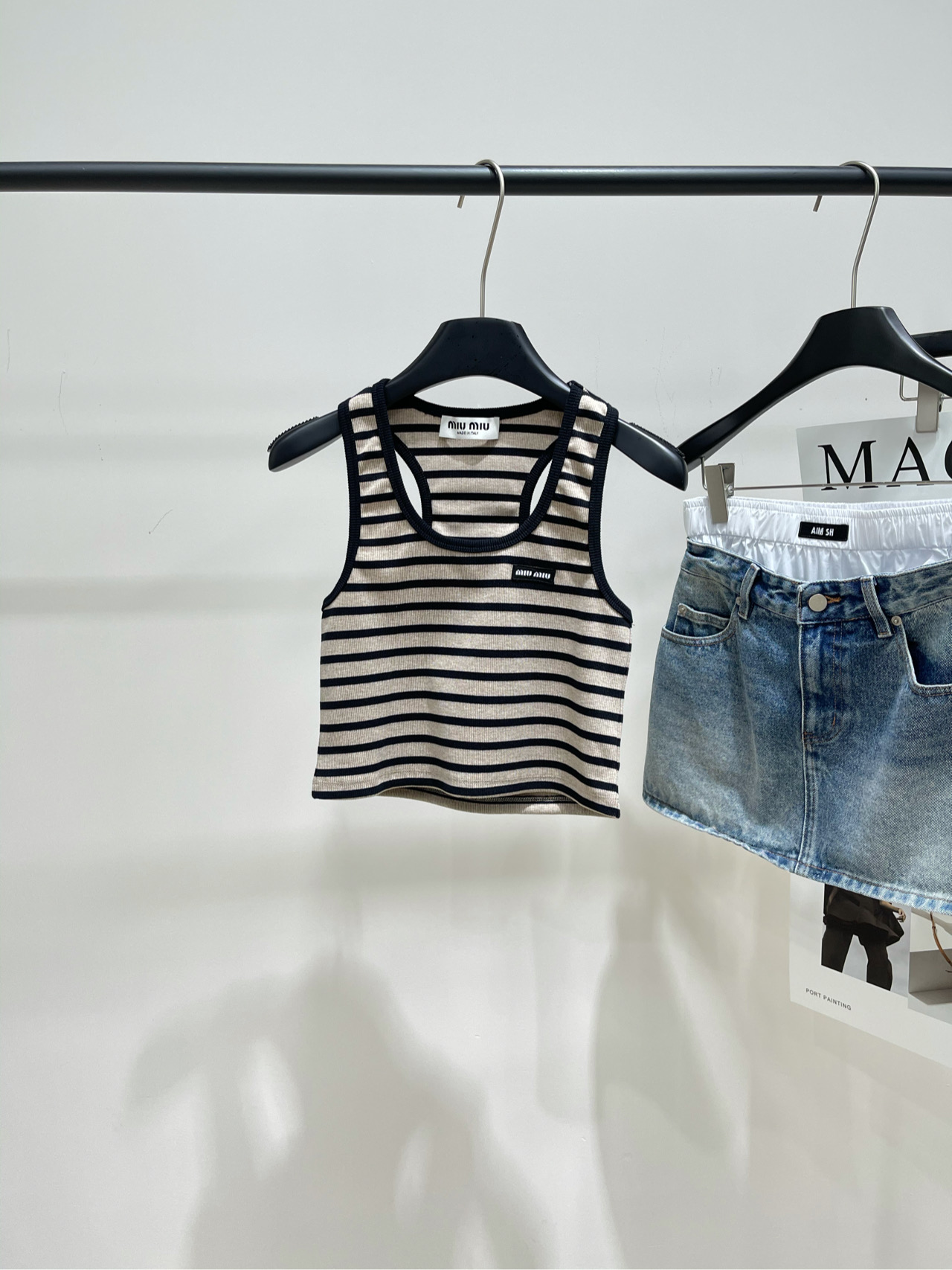 NO:433745,[M Rice Black Stripe Logo Small Vest], fabric knitted cotton + spandex, color rice Black Stripe New Stripe Small Vest in Spring and Summer 2025, whether it is fresh and literary style or modern and fashionable, the neck stripes can be easily controlled. Paired with slim pants or wide-leg pants, it is simply a must-have choice for trend experts. Don’t forget to add a pair of versatile high heels to make your legs look longer and more charming!  Elastic knitted vest, slim and slim. Flat size S shoulder width 26, bust 70 elastic, garment length 40 M shoulder width 27, bust 74 elastic, garment length 41 L shoulder width 28, bust 78 elastic, garment length 42 Manual measurement will have 2~3cm errors within the normal range, high heels, alexander wang19860909【M米黑条纹徽标小背心】 ,面料针织棉+氨纶 颜色米黑条纹 2025春夏新款条纹小背心 无论是清新文艺风还是摩登时尚感 挂脖条纹都能轻松驾驭 搭配修身裤或阔腿裤 简直是潮流达人的必备选择 别忘了加上一双百搭的高跟鞋 让你的双腿显得更加修长迷人！ 弹力针织背心,修身显瘦 平铺尺码 S肩宽26,胸围70弹力,衣长40 M肩宽27,胸围74弹力,衣长41 L肩宽28,胸围78弹力,衣长42 手工测量会有2~3cm误差属于正常范围,,high heels,alexander wang,Women's clothing