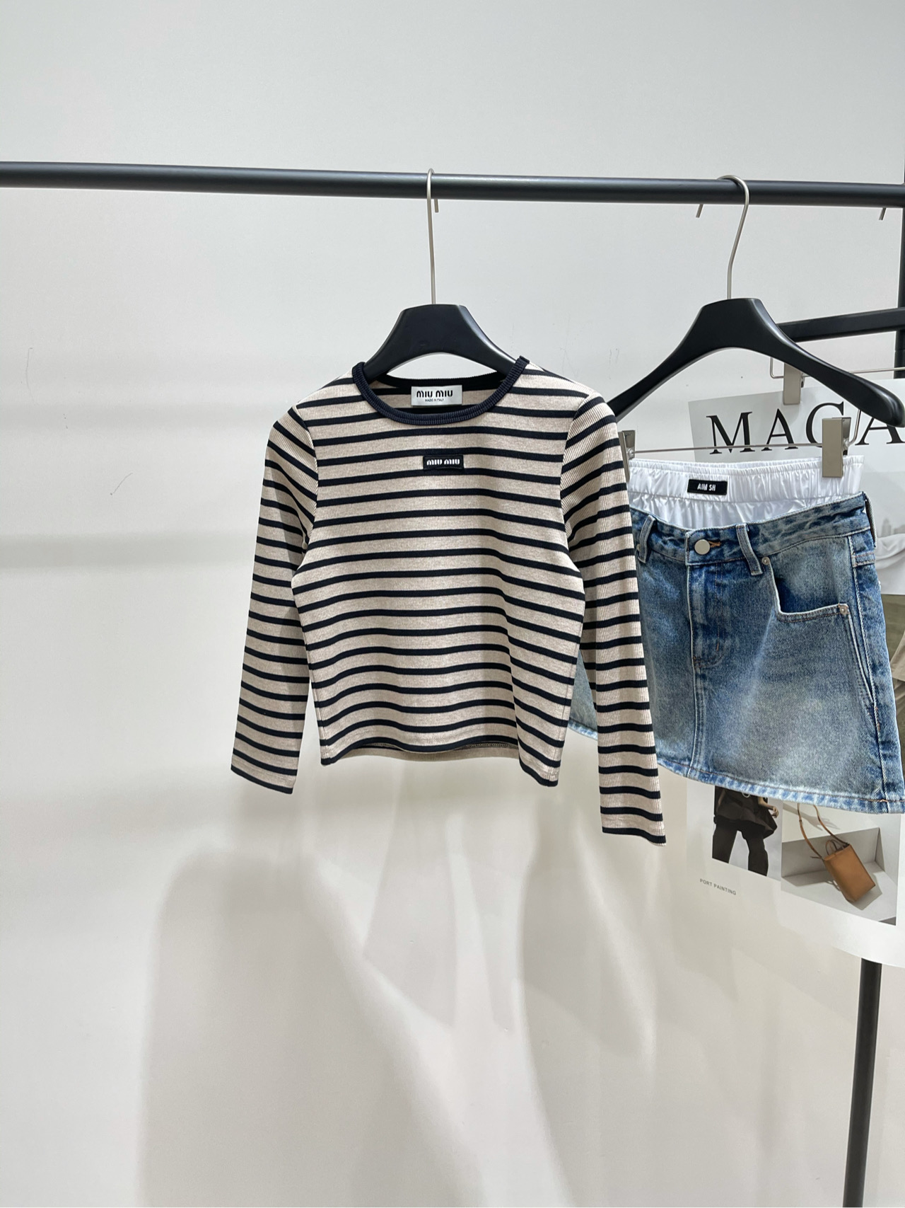 NO:433748,[M rice black striped round neck and quarter sleeve top], fabric knitted cotton + spandex color rice black stripes *｜Knitted striped round neck top 25SS early autumn new style is available!  Contrasting striped round neck short-sleeved top makes the overall look full of lazy and casual French style. Brand logo embroidery on the chest. Age-reducing striped design. Slim elastic version. Flat size. S shoulder width 34, bust 82 elasticity. Clothes length 43, sleeve length 46 M shoulder width 35, bust 86 elasticity. Clothes length 44, sleeve length 47 L shoulder width 36, bust 90 elasticity. Clothes length 45, sleeve length 48. Manual measurement will have 2~3cm errors that fall within the normal range. T-shirt, alexander wang19860909【M米黑条纹圆领七分袖上衣】 ,面料针织棉+氨纶 颜色米黑条纹 *｜针织条纹圆领上衣 25SS早秋新款上新！ 撞色条纹圆领短袖上衣让整体造型 充满慵懒随性的法式风情 胸前饰品牌标识刺绣 减龄条纹设计 修身弹力版型 平铺尺码 S肩宽34,胸围82弹力,衣长43,袖长46 M肩宽35,胸围86弹力,衣长44,袖长47 L肩宽36,胸围90弹力,衣长45,袖长48 手工测量会有2~3cm误差属于正常范围,,T-shirt,alexander wang,Women's clothing