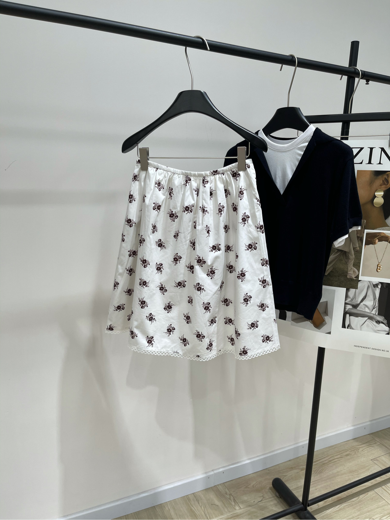 NO:433725,[M brown small floral cotton mid-length skirt], fabric cotton blended color white *｜printed denim poplin skirt 25SS summer new model is available!  This casual and casual spun poplin skirt offers a playful summery look with unique wash effects and delicate floral patterns. The fabric is breathable and lightweight. The finishing touch of the skirt tail lace is super suitable for summer wear!  Flat size S waist 64, skirt length 54 M waist 68, skirt length 55 L waist 72, skirt length 56 Manual measurement will have 2~3cm errors within the normal range, skirt, skirt wang19860909【M棕色小碎花棉质中长半裙】 ,面料棉混纺 颜色白色 *｜印花粗斜纹府绸半身裙 25SS夏季新款上新！ 这款休闲随性的粗纺府绸半身裙 通过独特的水洗效果和细腻的花卉图案 展现出俏皮的夏日风情 面料透气轻薄 裙尾花边点睛设计超适合夏天穿！ 平铺尺码 S腰围64,裙长54 M腰围68,裙长55 L腰围72,裙长56 手工测量会有2~3cm误差属于正常范围,,skirts,alexander wang,Women's clothing