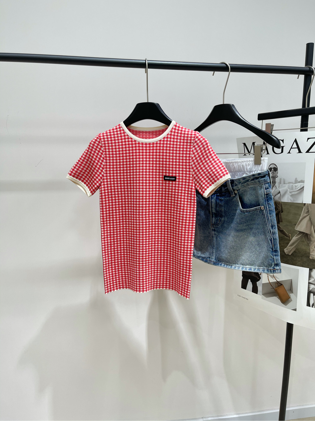 NO:434146,[M red and white plaid logo round neck knitted short sleeves], fabric viscose, color red and white plaid *｜Vior fiber knitted short sleeves 25SS summer new model is available!  Slim fit perfectly to fit the body, highlighting the unique check pattern, evoking the image of casual summer, showing the typical experimental style of M home in the wardrobe, Flat size S shoulder width 32, bust 72 elasticity, garment length 56, sleeve length 19 M shoulder width 33, bust 76 elasticity, garment length 57, sleeve length 20 L shoulder width 34, bust 80 elasticity, garment length 58, sleeve length 21 Manual measurement will have 2~3cm errors within the normal range, T-shirt, alexander wang19860909【M红白格徽标圆领针织短袖】 ,面料粘胶纤维 颜色红白格 *｜粘胶纤维针织短袖 25SS夏季新款上新！ 修身版型完美贴合身形 凸显独特的格纹图案 唤起休闲夏日的意象 展现M家在衣橱典型的实验性风格 平铺尺码 S肩宽32,胸围72弹力,衣长56,袖长19 M肩宽33,胸围76弹力,衣长57,袖长20 L肩宽34,胸围80弹力,衣长58,袖长21 手工测量会有2~3cm误差属于正常范围,,T-shirt,alexander wang,Women's clothing