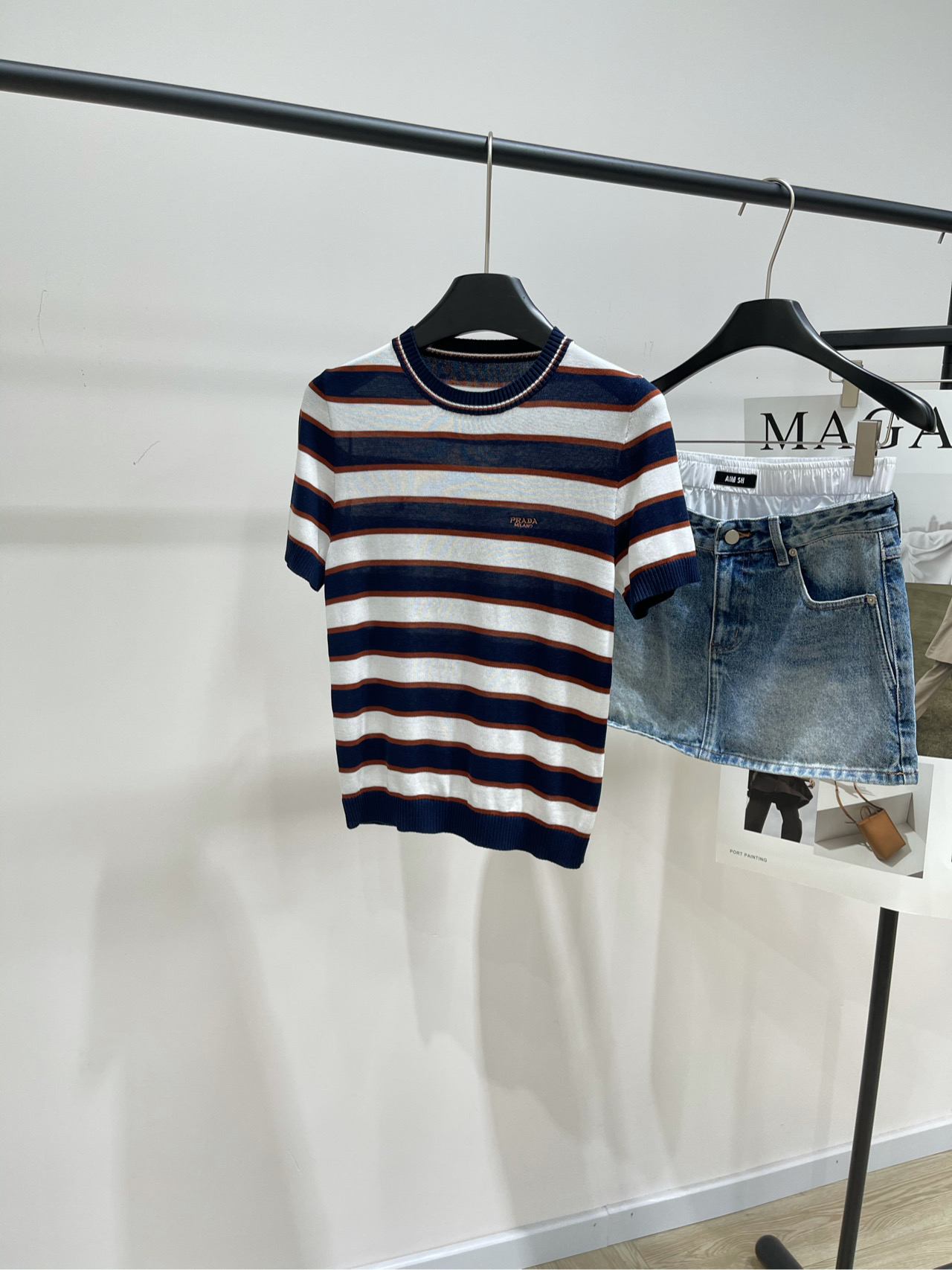 NO:434129,[P brown and blue color-blocked round neck knitted short sleeves], fabric tensile cotton blend, color brown and blue color-blocked striped knitted round neck short sleeves, official website synchronization, the perfect collision between classic and fashion!  Delicate knitting technology, paired with refreshing striped design, simple but not lacking in style, short-sleeved style, suitable for all seasons to wear, easily show your casual style. Round neck design, modify the neck lines, and more elegant temperament, allowing you to have this fashion and comfort anytime and anywhere. Whether it is daily travel or casual gathering, you can become the focus and show your personality charm. Flat size S shoulder width 34, bust 78 elastic, 54 length, sleeve length 22 M shoulder width 35, bust 82 elastic, 55 length, sleeve length 23 L shoulder width 36, bust 86 elastic, 56 length, sleeve length 24 Manual measurement will have 2~3cm errors within the normal range, T-shirt, alexander wang19860909【P棕蓝拼色圆领针织短袖】 ,面料天丝棉混纺 颜色棕蓝拼色 条纹针织圆领短袖,官网同步 经典与时尚的完美碰撞！ 细腻的针织工艺,搭配清爽的条纹设计 简约而不失格调短袖款式 适合四季穿着,轻松展现你的休闲风范 圆领设计,修饰颈部线条,更显优雅气质 让你随时随地都能拥有这份时尚与舒适 不论是日常出行还是休闲聚会 都能让你成为焦点尽显个性魅力. 平铺尺码 S肩宽34,胸围78弹力,衣长54,袖长22 M肩宽35,胸围82弹力,衣长55,袖长23 L肩宽36,胸围86弹力,衣长56,袖长24 手工测量会有2~3cm误差属于正常范围,,T-shirt,alexander wang,Women's clothing