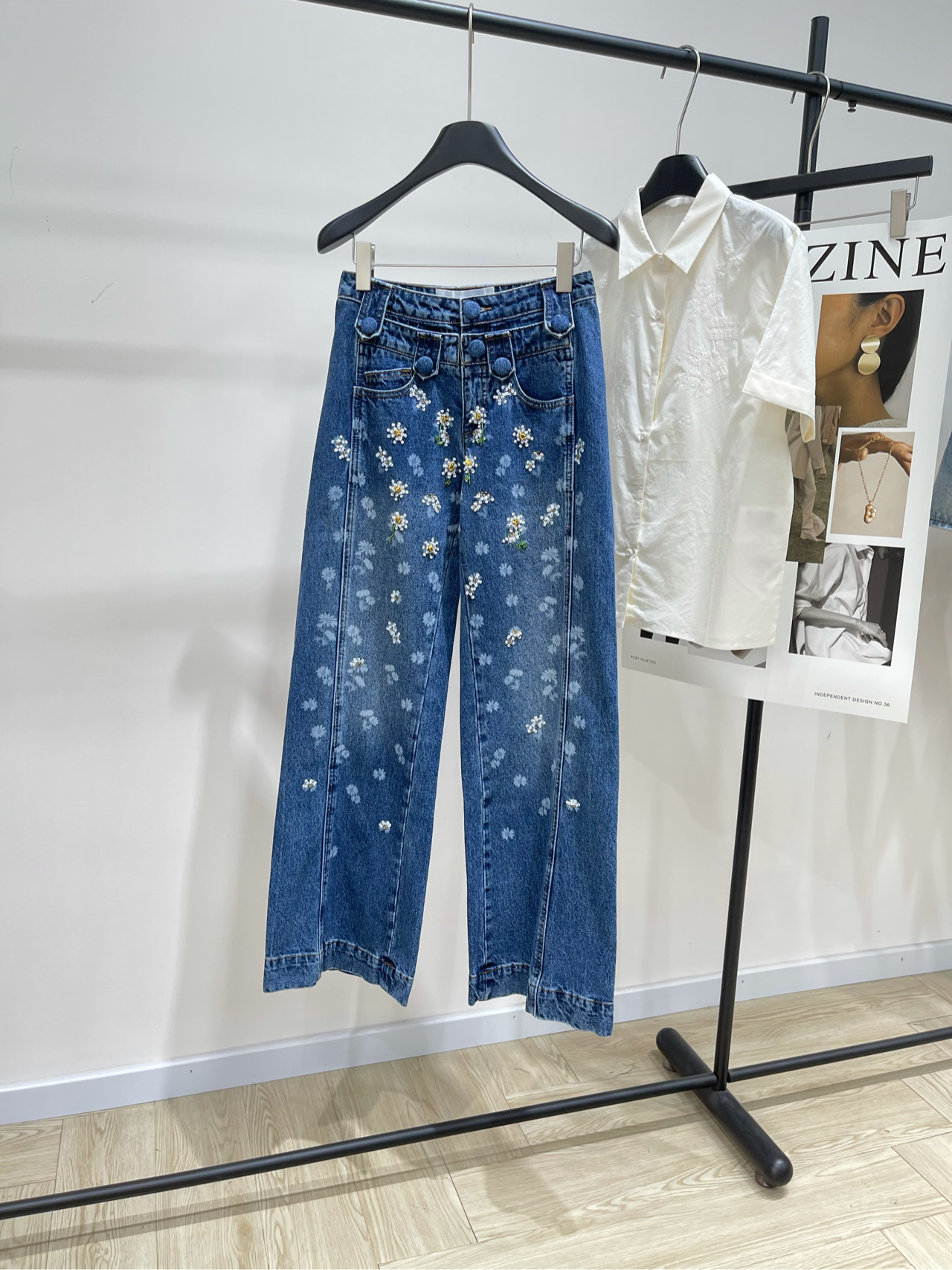 NO:434135,[LF dark blue sequin small flower denim trousers], fabric denim cotton color dark blue 25Ss spring and summer new style daisy beaded jean trousers are made of high weaving organic cotton denim fabric, soft and delicate texture, daisy beaded designs are made in front and back, super high-end!  Various washing techniques, old and clear texture, extremely slim fit, and it shows temperament at will. Customized hardware accessories. Absolutely high-end quality. Flat size S waist circumference 68, hip circumference 94, trousers length 105 M waist circumference 72, hip circumference 98, trousers length 106 L waist circumference 76, hip circumference 102, trousers length 107 Manual measurement will have 2~3cm errors within the normal range, alexander wang19860909【LF深蓝亮片小花牛仔长裤】 ,面料牛仔棉 颜色深蓝 25Ss春夏新款 雏菊钉珠牛仔长裤 采用高织有机棉牛仔面料 质感柔软细腻 前后都有做雏菊钉珠设计 超高级！ 多种水洗工艺 纹理做旧清晰 版型绝绝子显瘦 随意一搭都显气质 定制五金配件 品质绝对高端 平铺尺码 S腰围68,臀围94,裤长105 M腰围72,臀围98,裤长106 L腰围76,臀围102,裤长107 手工测量会有2~3cm误差属于正常范围,,alexander wang,Women's clothing