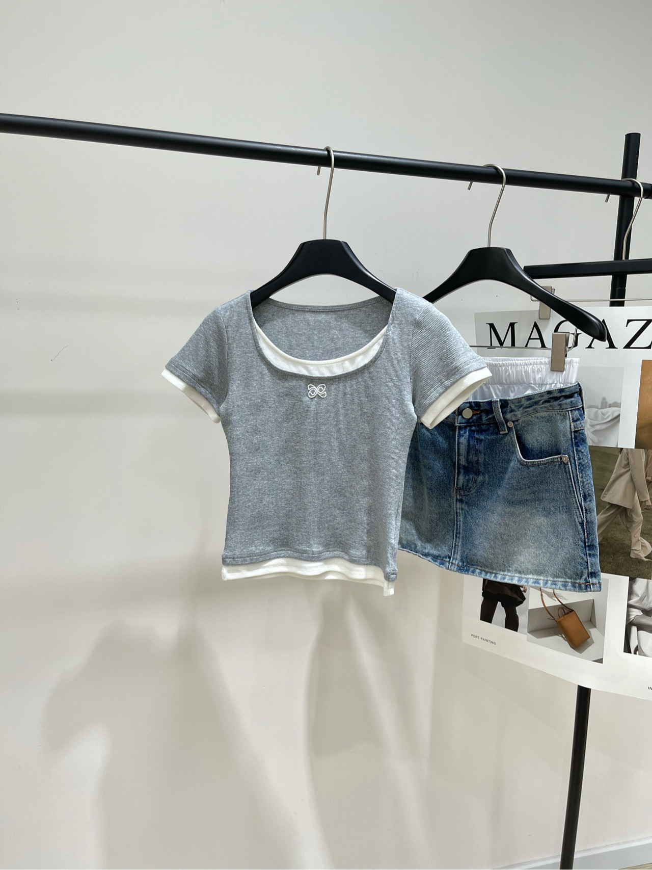 NO:434560,【Ann Butterfly Gray and White Fake Two-Piece Short Sleeve T】, Fabric Cotton + Spandex Color Gray Ann series high-intelligent girl~ Short style playful and proportional, versatile and not picky about body shape U-neck design stretches the neck line easily has a swan neck Fake two-piece contrasting color design, no longer monotonous, paired with a high-waisted pleated skirt Visually easy to have long legs, daily commuting or shopping wear, full of age-reducing [Party R] Flat size S shoulder width 33, bust 72 elastic, 45 length, sleeve length 15 M shoulder width 34, bust 76 elastic, 46 length, sleeve length 16 L shoulder width 35, bust 80 elastic, 47 length, sleeve length 17 Manual measurement will have 2~3cm errors belong to the normal range, skirts, T-shirt, alexander wang19860909【Ann蝴蝶灰白假两件短袖T】 ,面料棉+氨纶 颜色灰色 Ann系高智感girl～ 短款版型俏皮又显比例 百搭不挑身材 U领设计拉长颈部线条 轻松拥有天鹅颈 假两件撞色设计,不再单调 搭配一条高腰百褶裙 视觉上轻松拥有大长腿 日常通勤或者逛街穿 减龄感满满[派对R] 平铺尺码 S肩宽33,胸围72弹力,衣长45,袖长15 M肩宽34,胸围76弹力,衣长46,袖长16 L肩宽35,胸围80弹力,衣长47,袖长17 手工测量会有2~3cm误差属于正常范围,,skirts,T-shirt,alexander wang,Women's clothing