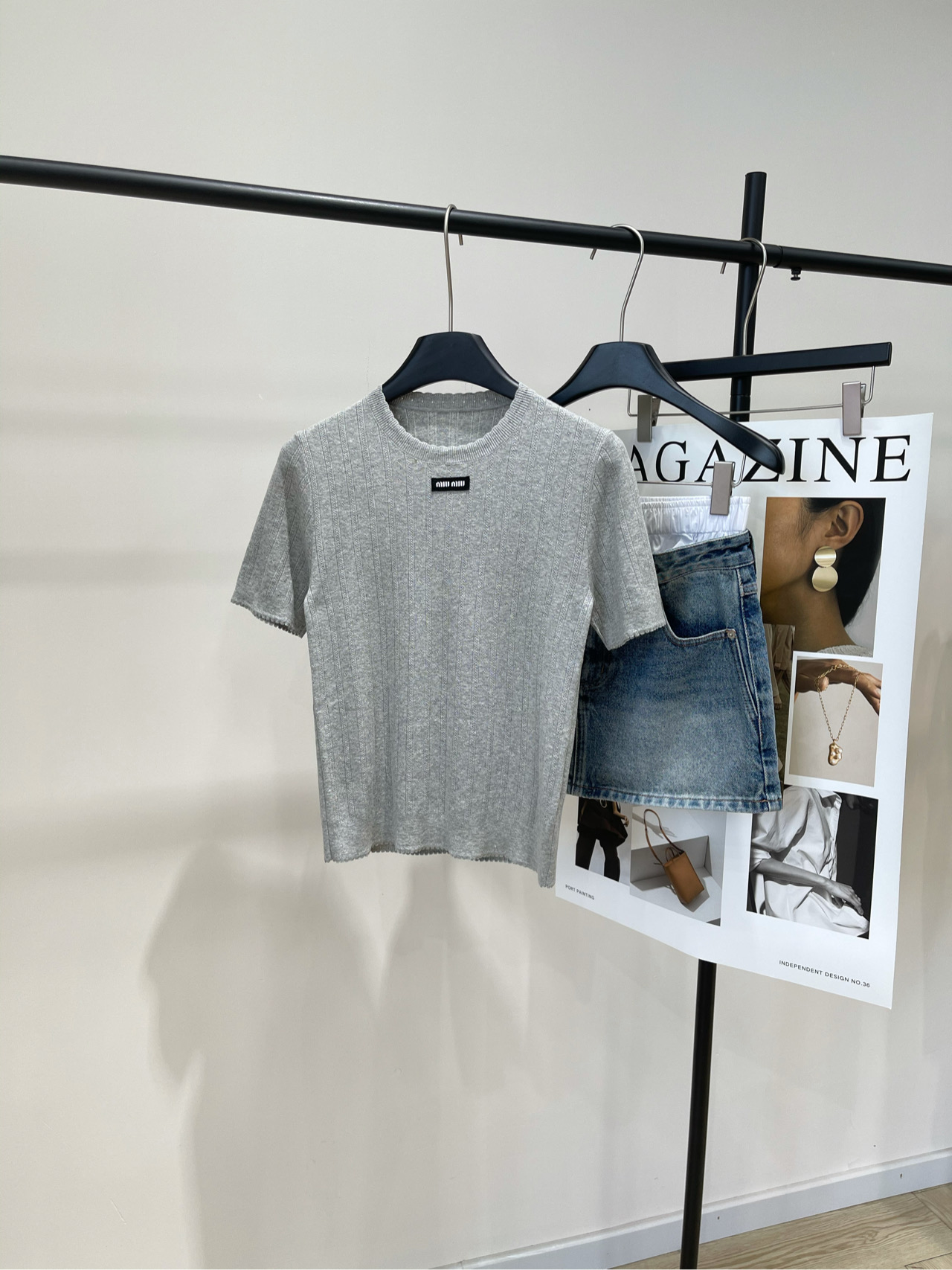 NO:434572,【M light gray neckline black label knitted short sleeves】, fabric selected cotton color light gray *｜ Round neck knitted short sleeve top 25SS summer new style is new This round neck knitted short sleeve top adopts dense knitted and hollowed-out interlaced design The cuffs are exquisite and cute, the logo letters are jacquarded, comfortable and inclusive, and the upper body is easy to control. It has a lazy and casual feeling, and can be casual and elegant. Flat size S shoulder width 35, bust 78 elastic, 53, sleeve length 22 M shoulder width 36, bust 82 elastic, 54, sleeve length 23 L shoulder width 37, bust 86 elastic, 55, sleeve length 24 Manual measurement will have 2~3cd errors within the normal range, T-shirt, alexander wang19860909【M浅灰色领口黑标针织短袖】 ,面料精选棉 颜色浅灰色 *｜圆领针织短袖上衣 25SS夏季新款上新 这款圆领针织短袖上衣 采用密集针织加上镂空交错设计 袖口花边精巧可爱,徽标字母提花 舒适廓形包容性强 上身轻松驾驭 自带慵懒随性和活力感,可休闲可优雅 平铺尺码 S肩宽35,胸围78弹力,衣长53,袖长22 M肩宽36,胸围82弹力,衣长54,袖长23 L肩宽37,胸围86弹力,衣长55,袖长24 手工测量会有2~3cd误差属于正常范围,,T-shirt,alexander wang,Women's clothing