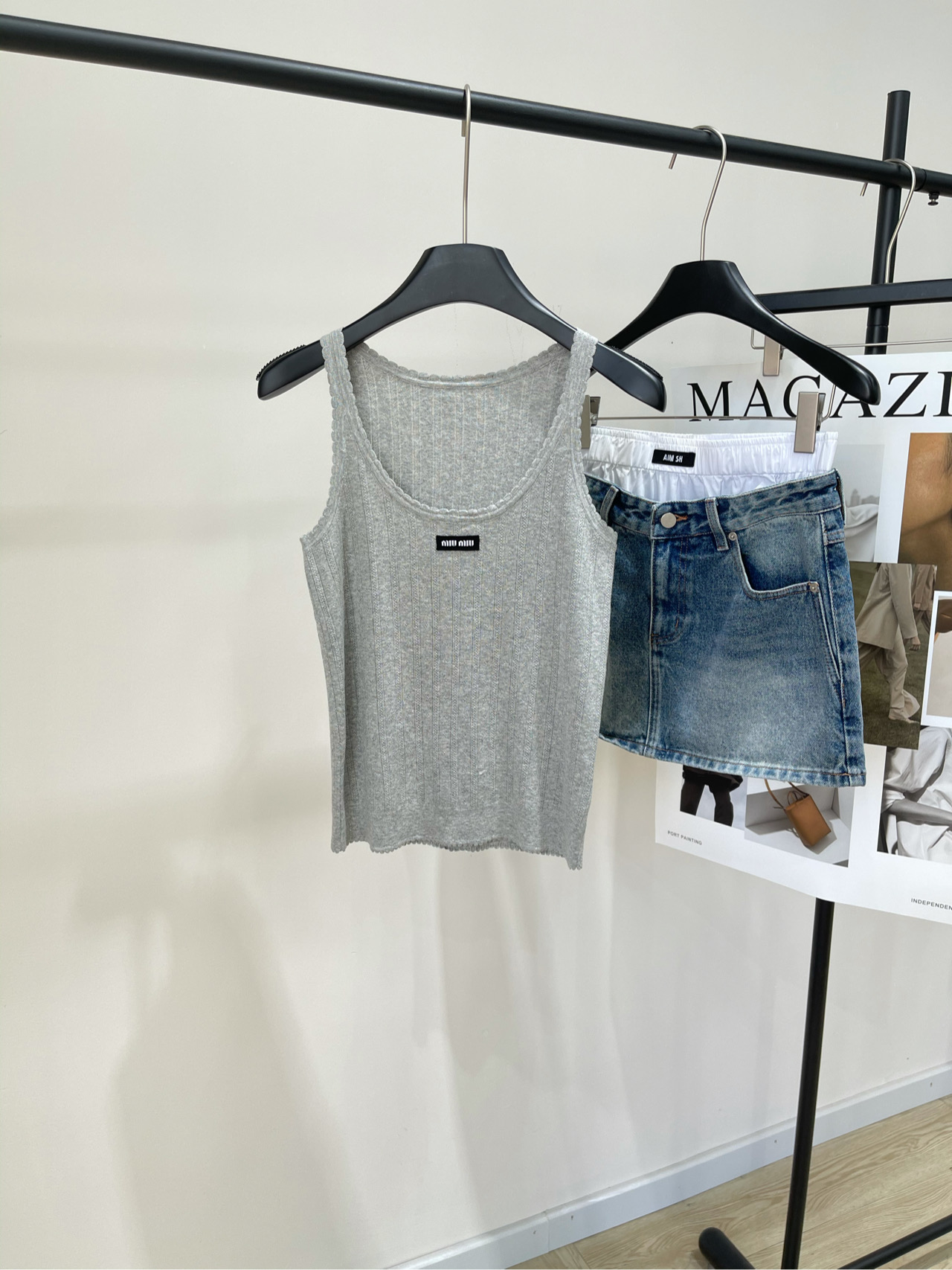 NO:434578,[M light gray neckline black label knitted vest], selected fabric cotton, light gray color *｜Knitted hollow vest 25SS summer new model is available!  This knitted hollow vest is made of dense knitted and hollow staggered design. The waist is made of waist-hugging style. The large U-neck highlights the feminine characteristics, the sleeveless lace is exquisite and cute. The logo letters are jacquarded, comfortable and inclusive. The upper body is easy to control, with a lazy and casual feeling and vitality. It can be casual and elegant. Flat size S shoulder width 26, bust 72 elasticity, garment length 53 M shoulder width 27, bust 76 elasticity, garment length 54 L shoulder width 28, bust 80 elasticity, garment length 55. There will be 2~3cm errors in manual measurements, which are within the normal range., alexander wang19860909【M浅灰色领口黑标针织背心】 ,面料精选棉 颜色浅灰色 *｜针织镂空背心 25SS夏季新款上新！ 这款针织镂空背心采用密集针织加上镂空交错设计 腰部做了收腰款式 大U领彰显女性特征,无袖花边精巧可爱 徽标字母提花,舒适廓形包容性强 上身轻松驾驭,自带慵懒随性和活力感 可休闲可优雅 平铺尺码 S肩宽26,胸围72弹力,衣长53 M肩宽27,胸围76弹力,衣长54 L肩宽28,胸围80弹力,衣长55 手工测量会有2~3cm误差属于正常范围,,alexander wang,Women's clothing