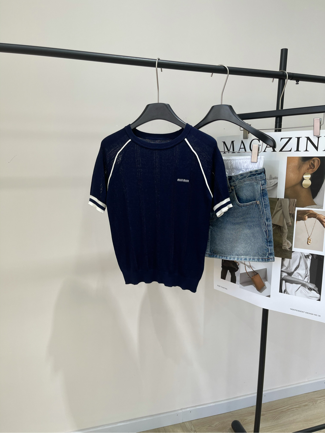 NO:434581,[M hidden blue raglan sleeve round neck hollow short sleeve], fabric tensile cotton color hidden blue *｜Knitted round neck top 25SS summer new model is available!  This knitted round neck top is soft and skin-friendly. The brand logo of the chest. Contrasting color raglan cuff elastic style. Classic items for single-layer lamination. Flat size S raglan sleeves, bust 84 elastic, garment length 50, rotator sleeve length 31 M raglan sleeves, bust 88 elastic, garment length 51, rotator sleeve length 32 L raglan sleeves, bust 92 elastic, garment length 52, rotator sleeve length 33. There will be 2~3cm errors in manual measurements. T-shirt, alexander wang19860909【M藏蓝插肩袖圆领镂空短袖】 ,面料天丝棉 颜色藏蓝 *｜针织圆领上衣 25SS夏季新款上新！ 这款针织圆领上衣面料柔软亲肤 胸前饰品牌标识 撞色插肩袖口弹力版型单穿叠穿的经典单品 平铺尺码 S插肩袖,胸围84弹力,衣长50,肩袖长31 M插肩袖,胸围88弹力,衣长51,肩袖长32 L插肩袖,胸围92弹力,衣长52,肩袖长33 手工测量会有2~3cm误差属于正常范围,,T-shirt,alexander wang,Women's clothing