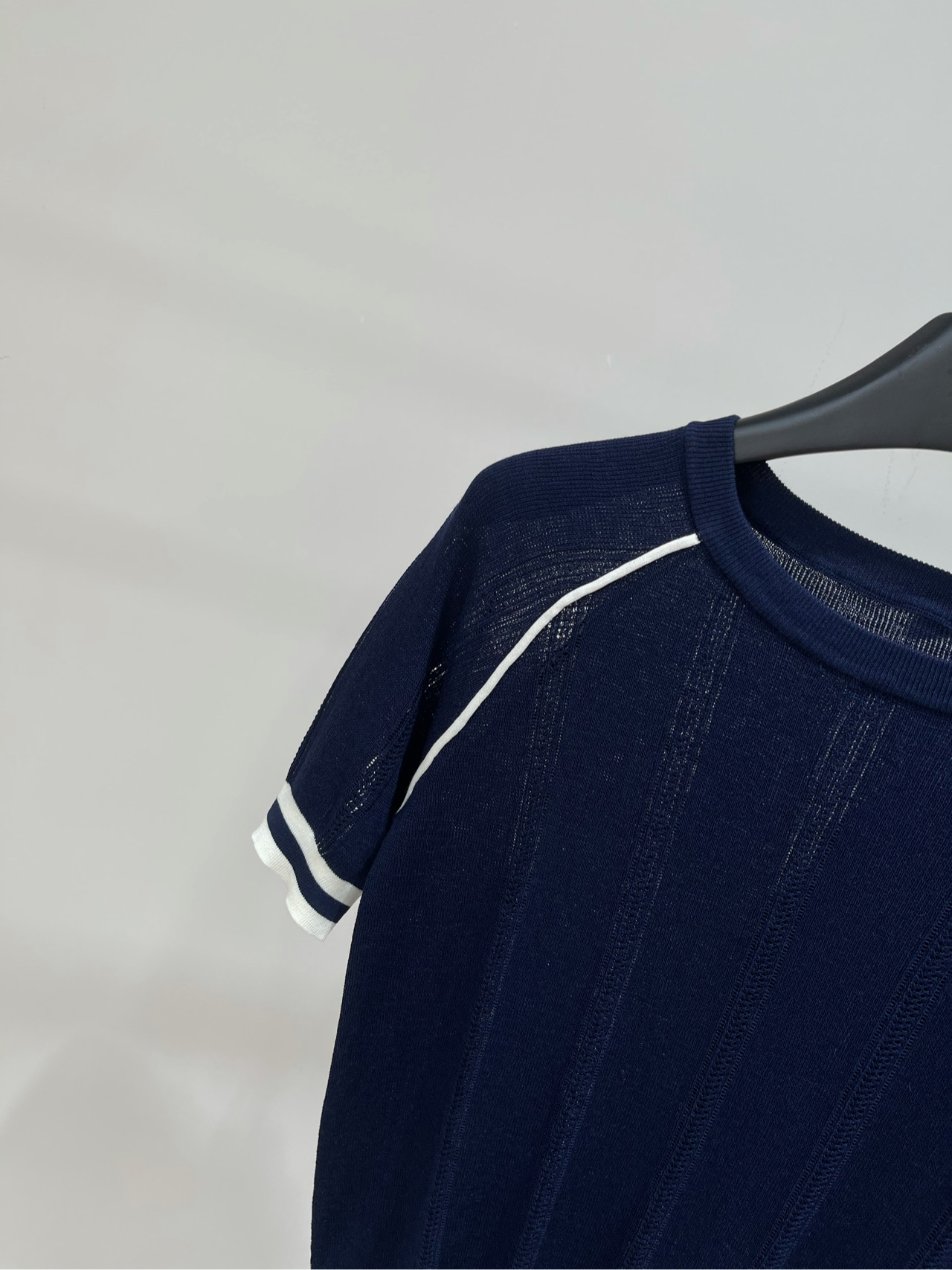 【M藏蓝插肩袖圆领镂空短袖】🔺，面料：天丝棉颜色：藏蓝𝐌𝐈*｜针织圆领上衣25SS夏季新款上新！这款针织