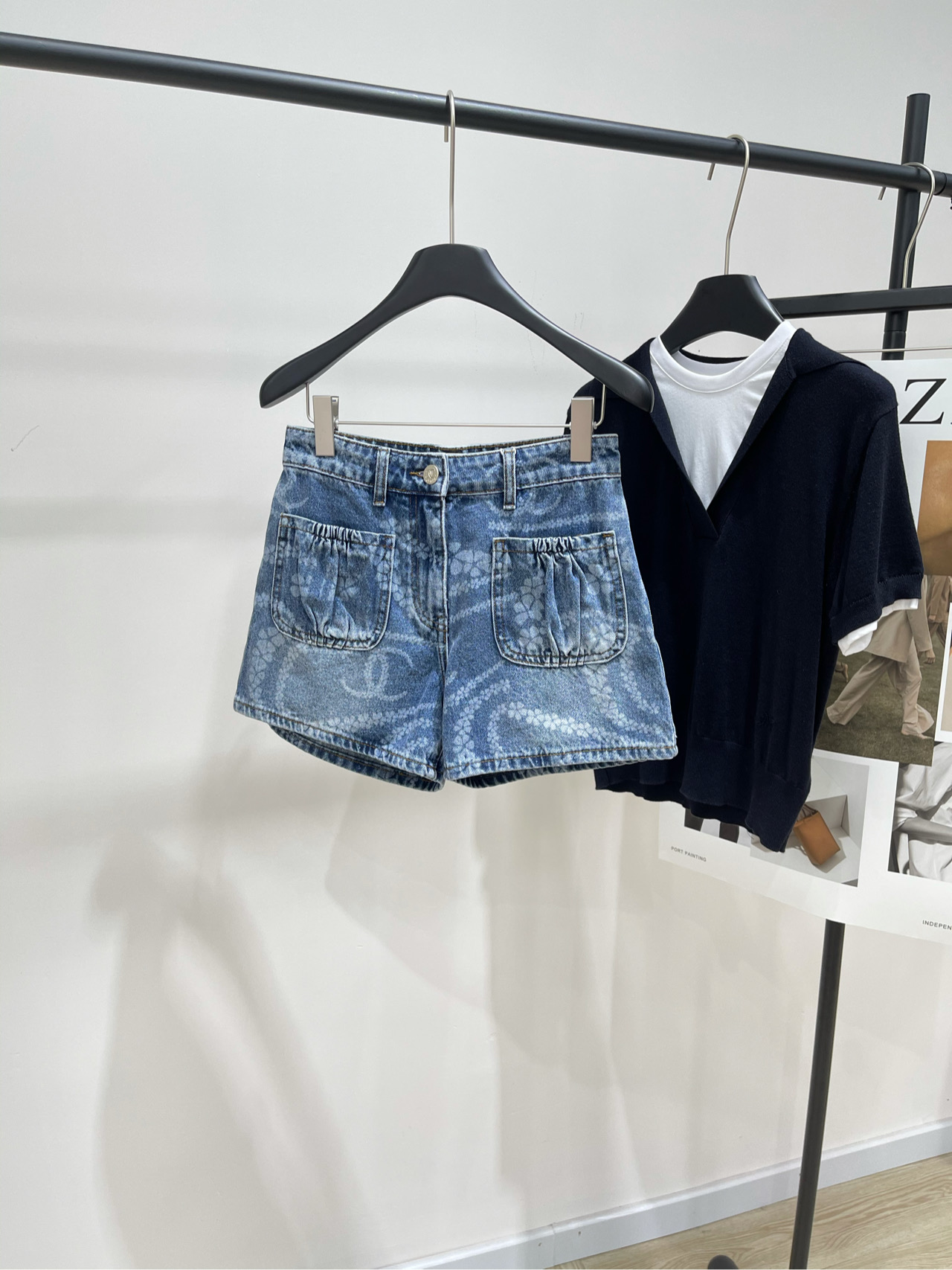 NO:434587,[Xiaoxiang double pocket printed denim shorts], fabric denim cotton color blue, flat size Xiaoxiang double pocket full printed logo shorts, pure cotton denim fabric, full printed logo craft design, high waist design, fashionable and high-end upper body, the shorts look super good in appearance, slimming and long legs, versatile weapon, not picky for people to wear, flat size S waist 68, hip circumference 94, trousers length 36 M waist circumference 72, hip circumference 98, trousers length 37 L waist circumference 76, hip circumference 102, trousers length 38 Manual measurement will have 2~3cm errors within the normal range, shorts, alexander wang19860909【小香双口袋印花牛仔短裤】 ,面料牛仔棉 颜色蓝色 平铺尺码 小香双口袋满印logo短裤 采用纯棉牛仔面料 满印logo工艺设计,高腰设计 上身时髦又高级,短裤版型超好看 显瘦显腿长 百搭利器 不挑人穿 平铺尺码 S腰围68,臀围94,裤长36 M腰围72,臀围98,裤长37 L腰围76,臀围102,裤长38 手工测量会有2~3cm误差属于正常范围,,shorts,alexander wang,Women's clothing