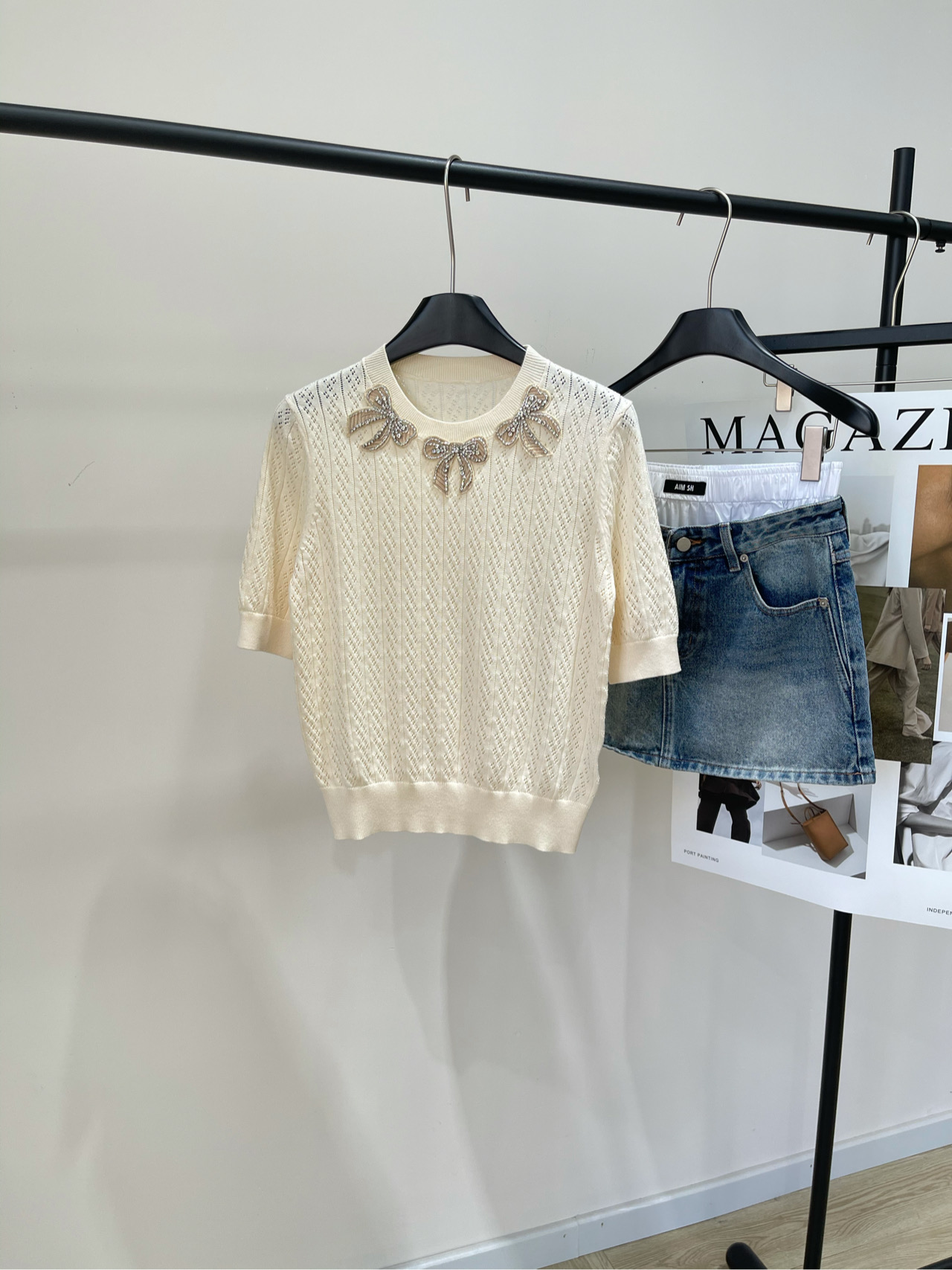 NO:434991,[VT sequin bow hollow knitted short sleeves] m, fabric cotton, color rice and apricot color, 2025 summer new butterfly embroidered top, round neck design, short sleeve style, the overall style is simple and elegant~ It is made of cotton, and the surface has regular hollow patterns, which adds breathability and visual layering!  The chest is decorated with three three-dimensional bows, and shiny nail beads are inlaid on the bow, which enhances the overall sense of exquisiteness and fashion!  The off-white base tone looks fresh and versatile. It is suitable for wearing on multiple occasions~ This top is suitable for wearing in spring and summer. It is light and breathable and stylish. It combines simple and exquisite design elements. It is suitable for daily casual wear and slightly formal occasions. It is a versatile and slim fashion item!  Flat size S shoulder width 36, bust 84 elastic, garment length 51, sleeve length 26 M shoulder width 37, bust 88 elastic, garment length 53, sleeve length 27 L shoulder width 38, bust 92 elastic, garment length 55, sleeve length 28 Manual measurement will have 2~3cm errors within the normal range, T-shirt, alexander wang19860909【VT亮片蝴蝶结镂空针织短袖】 m,面料棉 颜色米杏色 2025年夏季新款蝴蝶刺绣上衣 圆领设计,短袖款式,整体风格简约而优雅～ 采用棉,表面有规则的镂空花纹 增加了透气性和视觉层次感！ 胸前装饰有三朵立体蝴蝶结 蝴蝶结上镶嵌有闪亮的钉珠 提升了整体的精致感和时尚度！ 米白色基调,显得清新且百搭 适合多种场合穿着～ 这款上衣适合春夏季节穿着 轻薄透气且设计时尚. 结合了简约与精致的设计元素 既适合日常休闲穿着,也适合稍微正式的场合 是一款百搭且显瘦的时尚单品！ 平铺尺码 S肩宽36,胸围84弹力,衣长51,袖长26 M肩宽37,胸围88弹力,衣长53,袖长27 L肩宽38,胸围92弹力,衣长55,袖长28 手工测量会有2~3cm误差属于正常范围,,T-shirt,alexander wang,Women's clothing