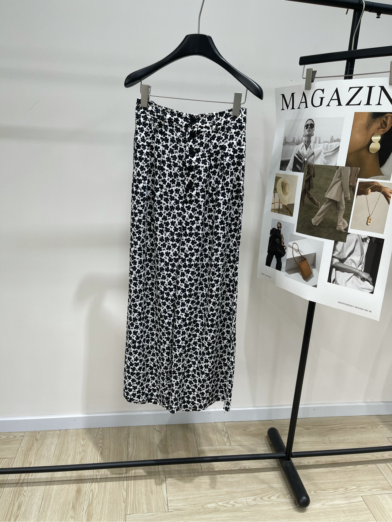 NO:434962,【nbs black and white small floral linen casual trousers】, fabric cotton + linen color black and white color patch northbutso* black small flower design button wide-leg casual trousers The visual impact effect of small flowers is low-key to interpret romantic thoughts, waist arrangement retro button finishing touch, soft touch, comfortable and breathable micro A-shaped wide-leg style, visual contraction waist-hip ratio, pear-shaped body savior, use three-dimensional tailoring to accommodate diverse figures, make hidden flesh look slimming and casual fashionable one-click, flat size S waist 66, hip 102, trouser length 100 M waist 70, hip 106, trouser length 101 L waist 74, hip 110, trouser length 102, manual measurement will have 2 to 3cm errors within the normal range,, alexander wang19860909【nbs黑白小碎花亚麻休闲长裤】 ,面料棉+亚麻 颜色黑白拼色 northbutso*黑色小花设计感纽扣阔腿休闲裤 小花的视觉冲击效果低调诠释浪漫小心思 腰头排列复古纽扣点睛装饰面料柔软触感 穿着舒适透气微A字阔腿版型 视觉收缩腰臀比 梨形身材救星 用立体剪裁包容多元身材 让藏肉显瘦与随性时髦一键兼得 平铺尺码 S腰围66,臀围102,裤长100 M腰围70,臀围106,裤长101 L腰围74,臀围110,裤长102 手工测量会有2～3cm误差属于正常范围,,alexander wang,Women's clothing