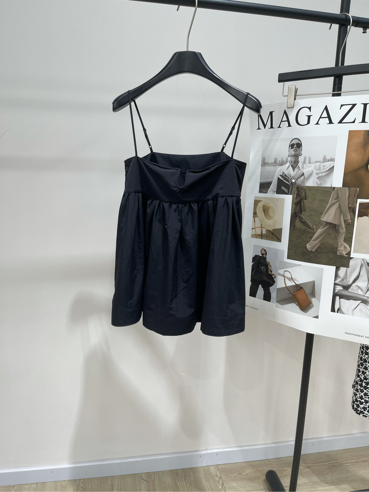 NO:434968,【nbs black vacation suspender top】, fabric nylon, color black, encounter heartbeat, unlock French WEN soft password, smooth draping, breathable QIN skin, full design of small tricks, shoulder straps are stable and fashionable, not afraid of slipping, a single-line water drop collar added with aluminum wire, cleverly displaying the collarbone and swan neck, and can also flexibly adapt to various movements, small XING and comfort, Caviar black classic and versatile, can hold it in all occasions This summer, just close your eyes and enter it! Flat size S bust 80, 64 M bust 84, 65 L bust 88, 66, manual measurement will have 2~3cm errors that fall into the normal range, alexander wang19860909【nbs黑色度假吊带上衣】 ,面料锦纶 颜色黑色 邂逅心动 解锁法式WEN柔密码 顺滑垂坠 透气QIN肤 设计满满的小心机双肩带稳固又时尚不怕滑落 一字水滴领加入铝丝塑形巧妙展现锁骨与天鹅颈 还能灵活适应各种动作小XING感与舒适度兼得 鱼子黑经典百搭各种场合都能hold住 这个夏天 闭眼入它就对了! 平铺尺码 S胸围80,衣长64 M胸围84,衣长65 L胸围88,衣长66 手工测量会有2~3cm误差属于正常范围,,alexander wang,Women's clothing