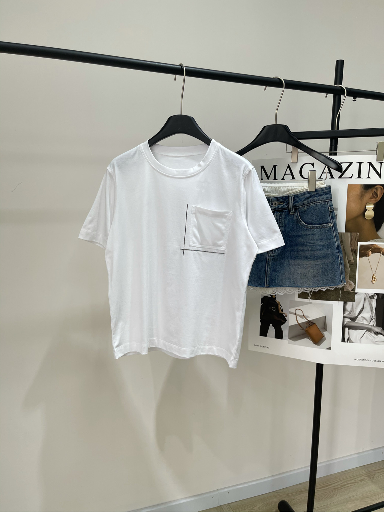 NO:434974,【BC White Bead Chain Single Pocket Short Sleeve T】, fabric full cotton color white 25 summer BC Lao Qian Feng Bead Chain Pocket Round Neck Short Sleeve T-shirt Extremely Simple Pocket Design Elegant and High-end T-M All Cotton Fabric, Small Loose Version Not Picking Flat Size S Shoulder Width 42, Bust 104, Clothes Length 60, Sleeve Length 24 M Shoulder Width 43, Bust 108, Clothes Length 61, Sleeve Length 25 L Shoulder Width 44, Bust 112, Clothes Length 62, Sleeve Length 26 Manual measurement will have 2~3cm errors within the normal range, T-shirt,tees, t-shirt,alexander wang19860909【BC白色珠链单口袋短袖T】 ,面料全棉 颜色白色 25年夏季BC老钱风珠链口袋圆领短袖T恤 极简单口袋设计 大方高级百搭T 全棉面料,小宽松版不挑人 平铺尺码 S肩宽42,胸围104,衣长60,袖长24 M肩宽43,胸围108,衣长61,袖长25 L肩宽44,胸围112,衣长62,袖长26 手工测量会有2~3cm误差属于正常范围,,T-shirt,tees，t-shirt,alexander wang,Women's clothing