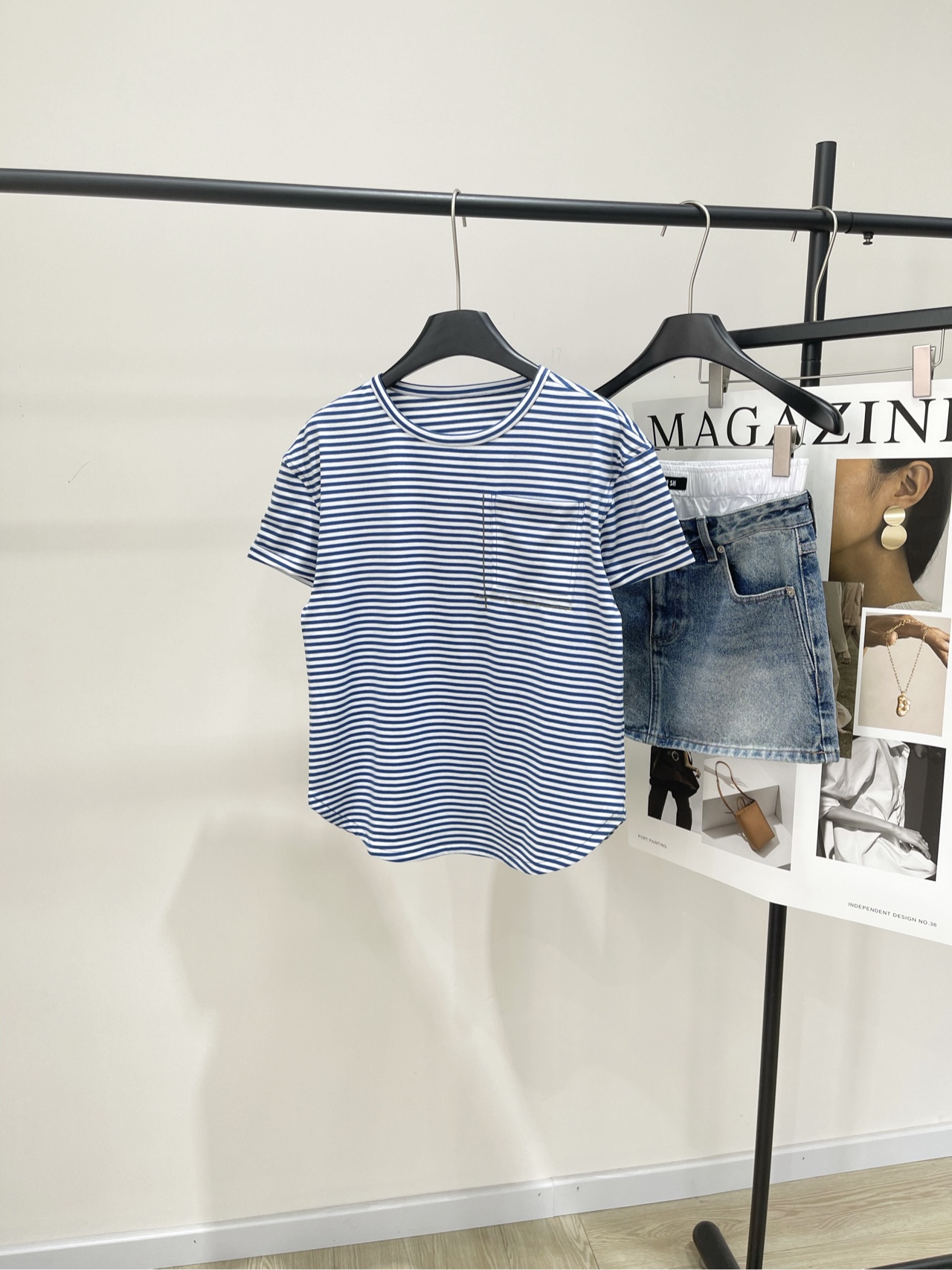 NO:434980,【BC blue and white striped single pocket short-sleeved T】, fabric cotton + spandex, color blue and white stripes, 25 summer BC navy stripe bead chain pocket round neck short-sleeved T-shirt, very simple pocket design, contrasting stripes, generous and high-end versatile T, comfortable and breathable, cotton fabric, small loose version is not picky, flat size S shoulder width 50, bust 100, 60, sleeve length 14 M shoulder width 51, bust 104, 61, sleeve length 15 L shoulder width 52, bust 108, 62, sleeve length 16 Manual measurement will have 2~3cm errors within the normal range, T-shirt,tees, t-shirt,alexander wang19860909【BC蓝白条纹单口袋短袖T】 ,面料棉+氨纶 颜色蓝白条纹 25年夏季BC海军风条纹珠链口袋圆领短袖T恤 极简单口袋设计,撞色条纹 大方高级百搭T,舒适透气 全棉面料,小宽松版不挑人 平铺尺码 S肩宽50,胸围100,衣长60,袖长14 M肩宽51,胸围104,衣长61,袖长15 L肩宽52,胸围108,衣长62,袖长16 手工测量会有2~3cm误差属于正常范围,,T-shirt,tees，t-shirt,alexander wang,Women's clothing