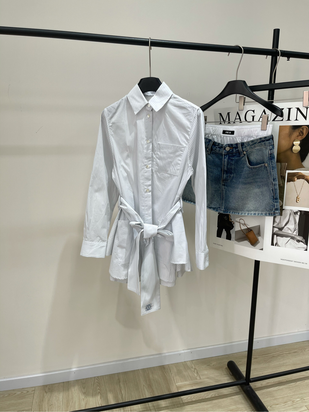 NO:435008,【loe vertical striped belt irregular shirt skirt】, fabric is cotton, light color pinstripes LOEWE｜Gentle white moonlight shirt I love so much, super mile shirt skirt Unconventional design and slack, gentle with skirt, simple and neat, I love it so much, irregular skirt design and tailoring, you can tie a bow at will with belt, super beautiful, customized fabric, dark texture, very recommended!  Essential for early autumn. Flat size S shoulder width 39, bust 100, skirt length 80, sleeve length 61 M shoulder width 40, bust 104, skirt length 81, sleeve length 62 L shoulder width 41, bust 108, skirt length 82, sleeve length 63 Manual measurement will have a normal range of errors of 2~3cm, loewe, skirt, shirts, alexander wang19860909【loe竖条纹腰带不规则衬衫裙】 ,面料全棉 颜色浅色细条纹 LOEWE｜温柔白月光的衬衫 太爱了 超米的衬衫裙 不落俗套的设计与松弛 搭配半裙温柔 配裤装也可简约利落 简直太爱啦 不规则裙摆设计剪裁 搭配腰带可以随意系个蝴蝶结 超级美,订制面料,质感暗纹 非常推荐！早秋必备 平铺尺码 S肩宽39,胸围100,裙长80,袖长61 M肩宽40,胸围104,裙长81,袖长62 L肩宽41,胸围108,裙长82,袖长63 手工测量会有2~3cm误差正常范围,,loewe,skirts,shirts,alexander wang,Women's clothing