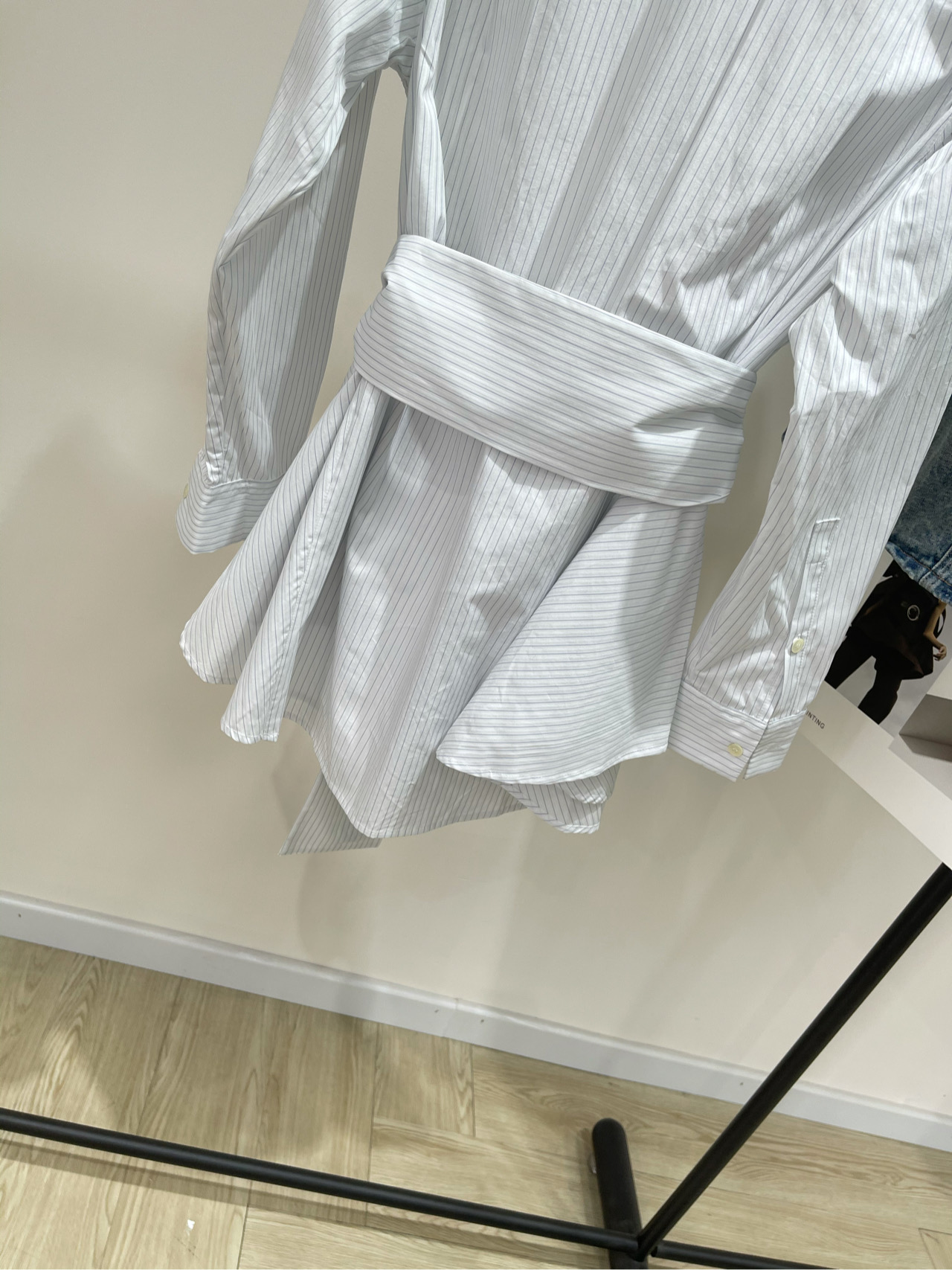 【loe竖条纹腰带不规则衬衫裙】🔺，面料：全棉颜色：浅色细条纹LOEWE｜温柔白月光的衬衫 太爱了 超米