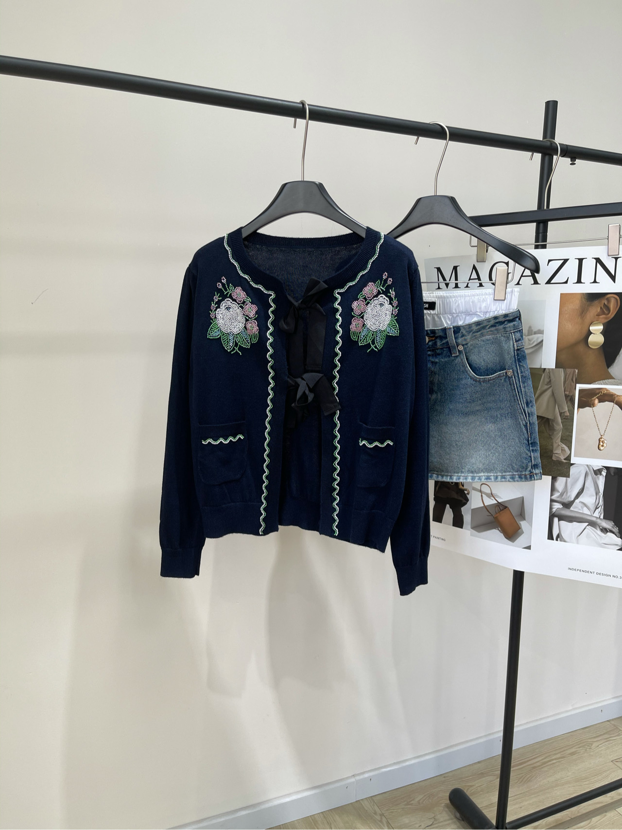 NO:434987,[VT hidden blue heavy industry beads flower lace cardigan], fabric wool blend, color hidden blue *Haojing Xiuzhu butterfly knitted cardigan, official website synchronized, a design item that combines sweetness and exquisite details, very suitable for spring and summer outfits. The access control bow decoration adds a girlish feeling. Precision embroidery cannot hide the heart of the girl~ The embellishment of beads The natural posture of the bow, a cardigan can also wear a high-quality feeling. Celebrities are the same style~ Even the sunlight becomes light. One piece can make dates and afternoon tea, lazy people can go out exquisitely. Flat size S shoulder width 40, bust 90 lace adjustment, 51, sleeve length 60 M shoulder width 41, bust 94 lace adjustment, 52, sleeve length 61 L shoulder width 42, bust 98 lace adjustment, 53, sleeve length 62  Manual measurement will have 2~3cm errors within the normal range, alexander wang19860909【VT藏蓝重工珠片花朵系带开衫】 ,面料羊毛混纺 颜色藏蓝 *高定秀珠蝴蝶针织开衫,官网同步 一款融合了甜美与精致细节的设计单品 非常适合春夏穿搭 门禁的蝴蝶结装饰增添少女感 精密的绣花藏不住少女心～珠珠的点缀 蝴蝶结的生姿,一件开衫也能穿出高定感 明星同款哦～连阳光都变得轻盈 一件搞定约会和下午茶,懒人也能精致出门 平铺尺码 S肩宽40,胸围90系带调节,衣长51,袖长60 M肩宽41,胸围94系带调节,衣长52,袖长61 L肩宽42,胸围98系带调节,衣长53,袖长62 手工测量会有2~3cm误差属于正常范围,,alexander wang,Women's clothing