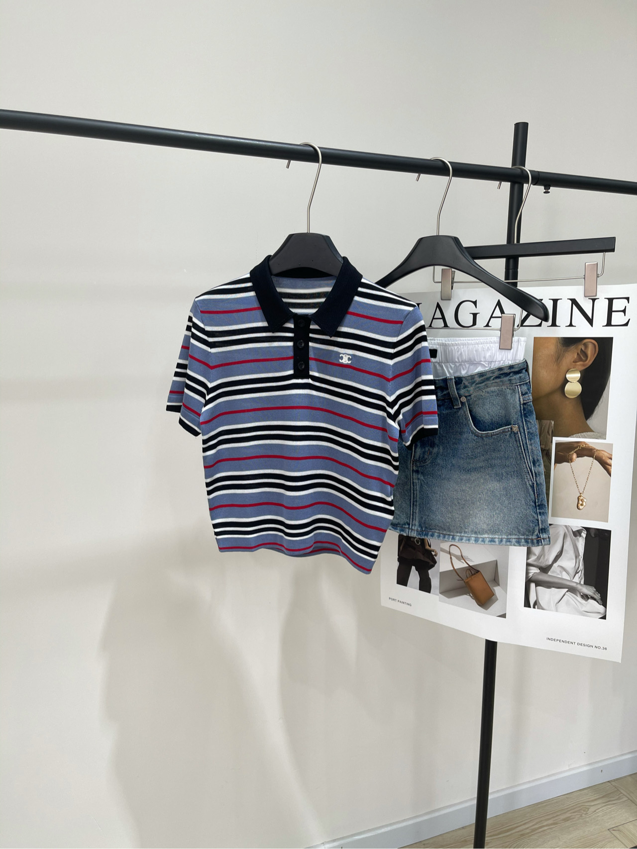 NO:434995,【ce blue and black striped polo knitted short sleeves】, fabric Tianshi cotton, color blue and black stripes * striped contrasting polo collar top Striped contrasting polo collar top, official website synchronization, stand out with its unique design concept, delicate stripes intertwined, collide to create a different visual feast The polo collar is classic and fashionable, the small style is cut just right, fits the body but does not show any restraint, the upper body effect is extremely delicate, it seems to know every curve of yours, cleverly and easily outlines the graceful figure, whether it is daily travel or casual gathering, it can make you confident, showing your elegant temperament and good figure Flat size S shoulder width 36, bust 80 elastic, 48 length, sleeve length 19 M shoulder width 37, bust 84 elastic, 49 length, sleeve length 20  L shoulder width 38, bust 88 elastic, garment length 50, sleeve length 21, manual measurement will have 2~3cm errors within the normal range, T-shirt, alexander wang19860909【ce蓝黑条纹polo针织短袖】 ,面料天丝棉 颜色蓝黑条纹 *条纹撞色polo领上衣 条纹撞色polo领上衣,官网同步 以其独特的设计理念脱颖而出 细腻的条纹交织,碰撞出别样的视觉盛宴 polo领型经典又不失时尚感 小版型剪裁恰到好处 贴合身形却丝毫不显拘束 上身效果异常精致 它仿佛懂得你的每一个曲线 巧妙显瘦轻松勾勒出曼妙身姿 无论是日常出行还是休闲聚会 都能让你自信满满,尽显优雅气质与好身材 平铺尺码 S肩宽36,胸围80弹力,衣长48,袖长19 M肩宽37,胸围84弹力,衣长49,袖长20 L肩宽38,胸围88弹力,衣长50,袖长21 手工测量会有2~3cm误差属于正常范围,,T-shirt,alexander wang,Women's clothing