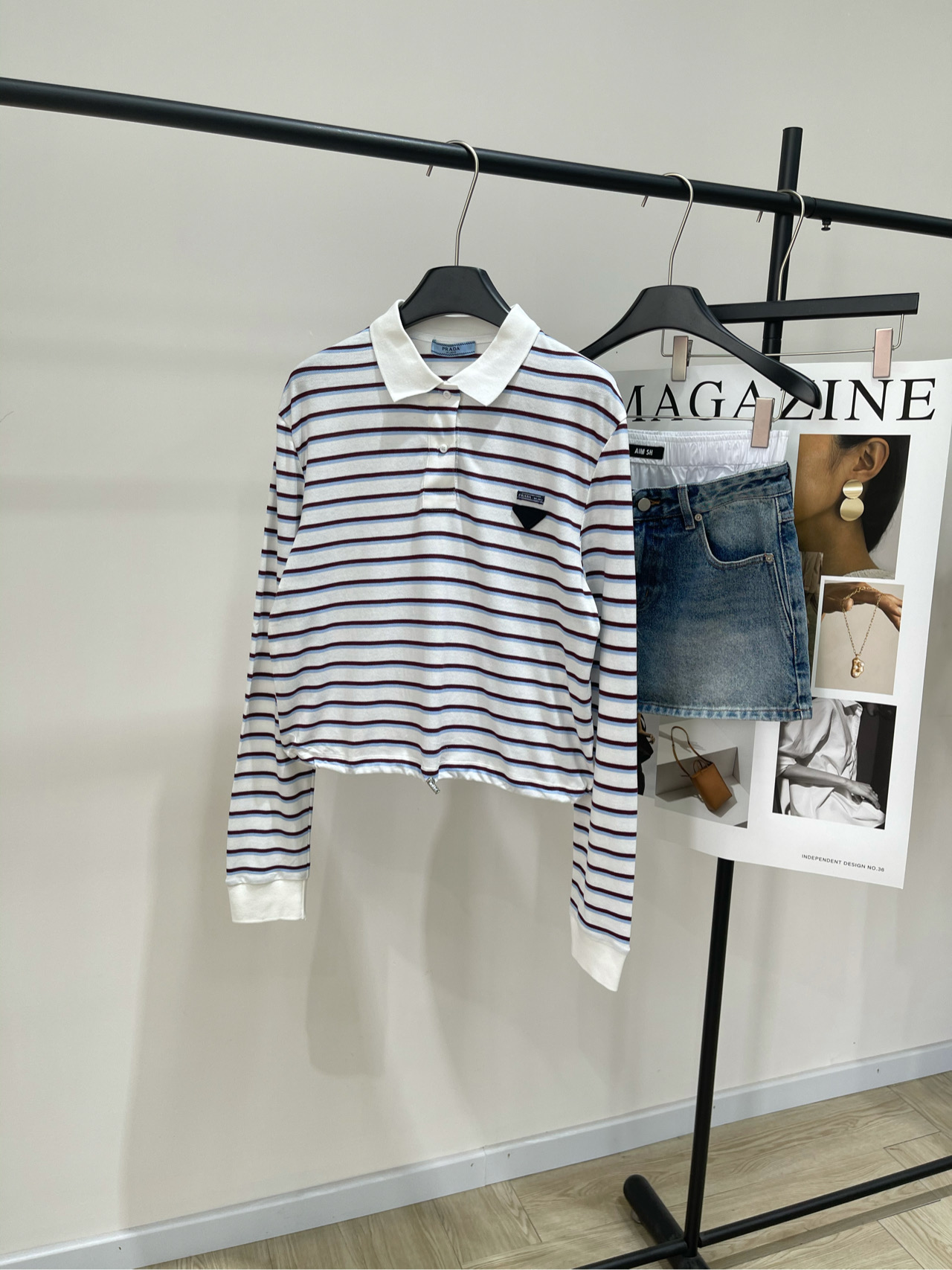 NO:435373,【P white striped triangle polo long sleeve T】, fabric beaded floor cotton color white stripes 25AW autumn and winter new style embroidered logo beaded floor cotton polo lapel long sleeves simple leisurely and elegant setting Reinterpreting the new perspective of classic style with details Beaded floor cotton fabric, with eye-catching triangle logo on the front highlights style, polo lapel button placket details Overall natural and neat tailoring outlines the beautification proportions Layer matching and switching is free to present a modern style item Flat size S shoulder width 45, bust 106, closure length 54, sleeve length 68 M shoulder width 46, bust 110, closure length 55, sleeve length 69 L shoulder width 47, bust 114, closure length 56, sleeve length 70 Manual measurement will have 2 to 3cm errors belong to the normal range, alexander wang19860909【P白色条纹三角标polo长袖T】 ,面料珠地棉 颜色白色条纹 25AW秋冬新款 刺绣徽标珠地棉polo翻领长袖 简约闲适与优雅兼具的设定上 以细节重释经典款的新视角 珠地棉质面料,正面点缀醒目的三角徽标 彰显格调,polo翻领纽扣开襟细节 整体自然利落剪裁 勾勒美化身段比例 叠穿搭配切换自如呈现摩登格调的单品 平铺尺码 S肩宽45,胸围106,衣长54,袖长68 M肩宽46,胸围110,衣长55,袖长69 L肩宽47,胸围114,衣长56,袖长70 手工测量会有2～3cm误差属于正常范围,,alexander wang,Women's clothing