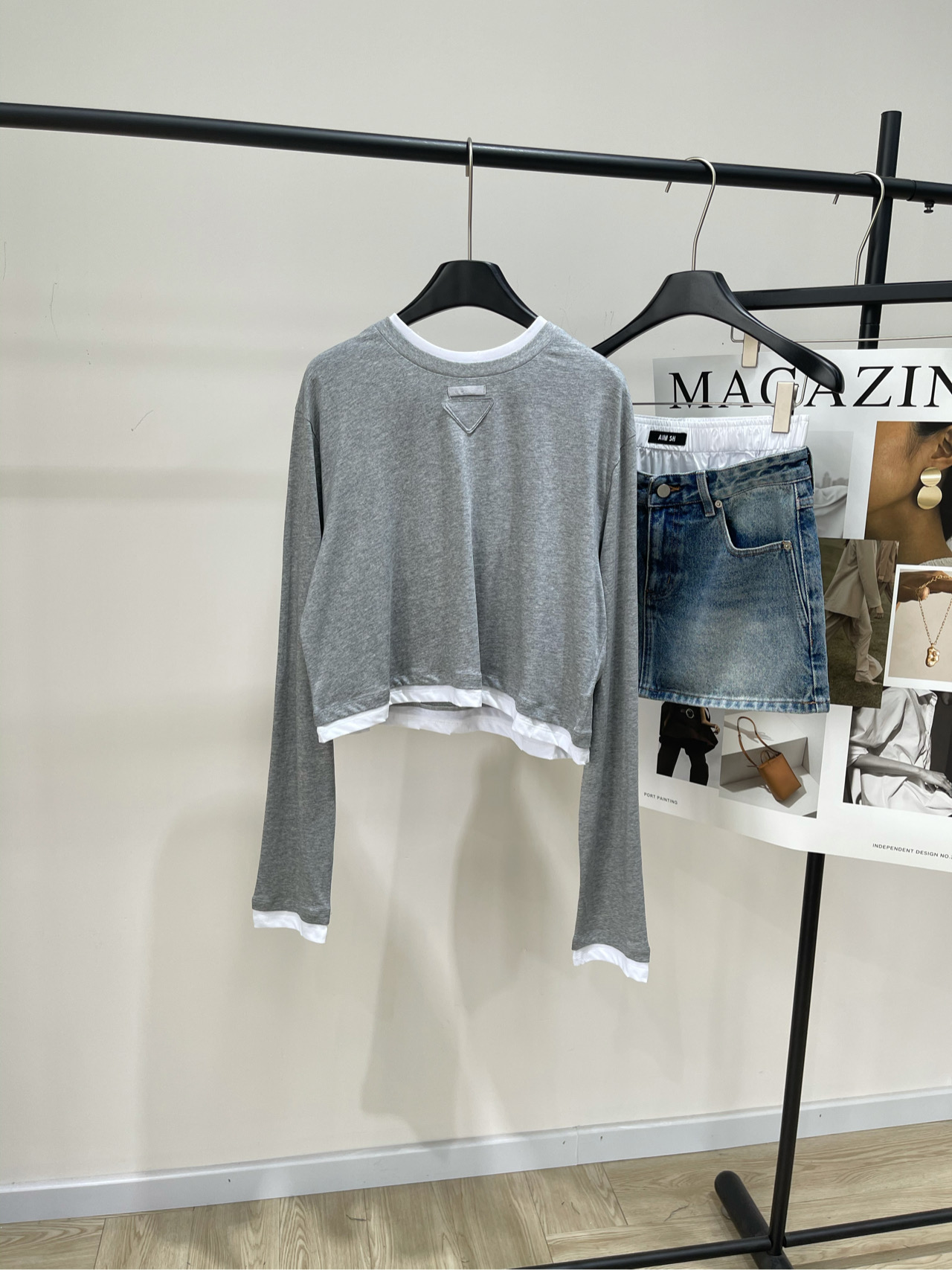 NO:435375,【P gray and white triangle mark fake two-piece long-sleeved T】, fabric all cotton color gray Pra25 new limited classic contrasting color retro aging triangle △ logo Rib spliced ​​round collar pattern long T-shirt shipped, fabric comfortable high-end printing pair restoration paired triangle △ logo pattern decorative chest high-end versatile loose fitting tailoring high-end retro aging craftsman and female style wear Simple and boutique flat size S shoulder width 47, bust 110, length 49, sleeve length 69 M shoulder width 48, bust 114, length 51, sleeve length 70 L shoulder width 49, bust 118, length 53, sleeve length 71 Manual measurement will have 2~3cm errors within the normal range, prada,tees, t-shirt, alexander wang19860909【P灰白三角标假两件长袖T】 ,面料全棉 颜色灰色 Pra25新款限定 经典撞色复古做旧三角△徽标 罗纹拼接圆领图案长T恤出货 面料舒适高级印花对版还原 对版三角△徽标图案装饰胸前 高级百搭 宽松版型剪裁 高级复古做旧工艺 男女同款穿搭 简单精品 平铺尺码 S肩宽47,胸围110,衣长49,袖长69 M肩宽48,胸围114,衣长51,袖长70 L肩宽49,胸围118,衣长53,袖长71 手工测量会有2~3cm误差属于正常范围,,prada,tees，t-shirt,alexander wang,Women's clothing