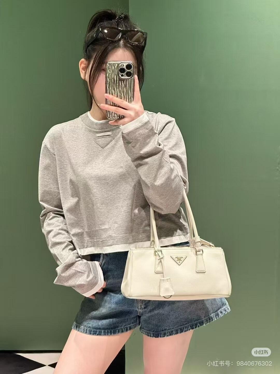 NO:435377,Classic contrasting color retro old triangle △ logo Ribbed spliced ​​round neck pattern long T-shirt shipped, comfortable fabric, high-end print, paired version restore, paired version triangle △ logo pattern decorative chest, high-end versatile, loose fitting cut, tees, t-shirt, alexander wang19860909经典撞色复古做旧三角△徽标 罗纹拼接圆领图案长T恤出货 面料舒适高级印花对版还原 对版三角△徽标图案装饰胸前 高级百搭 宽松版型剪裁,,tees，t-shirt,alexander wang,Women's clothing