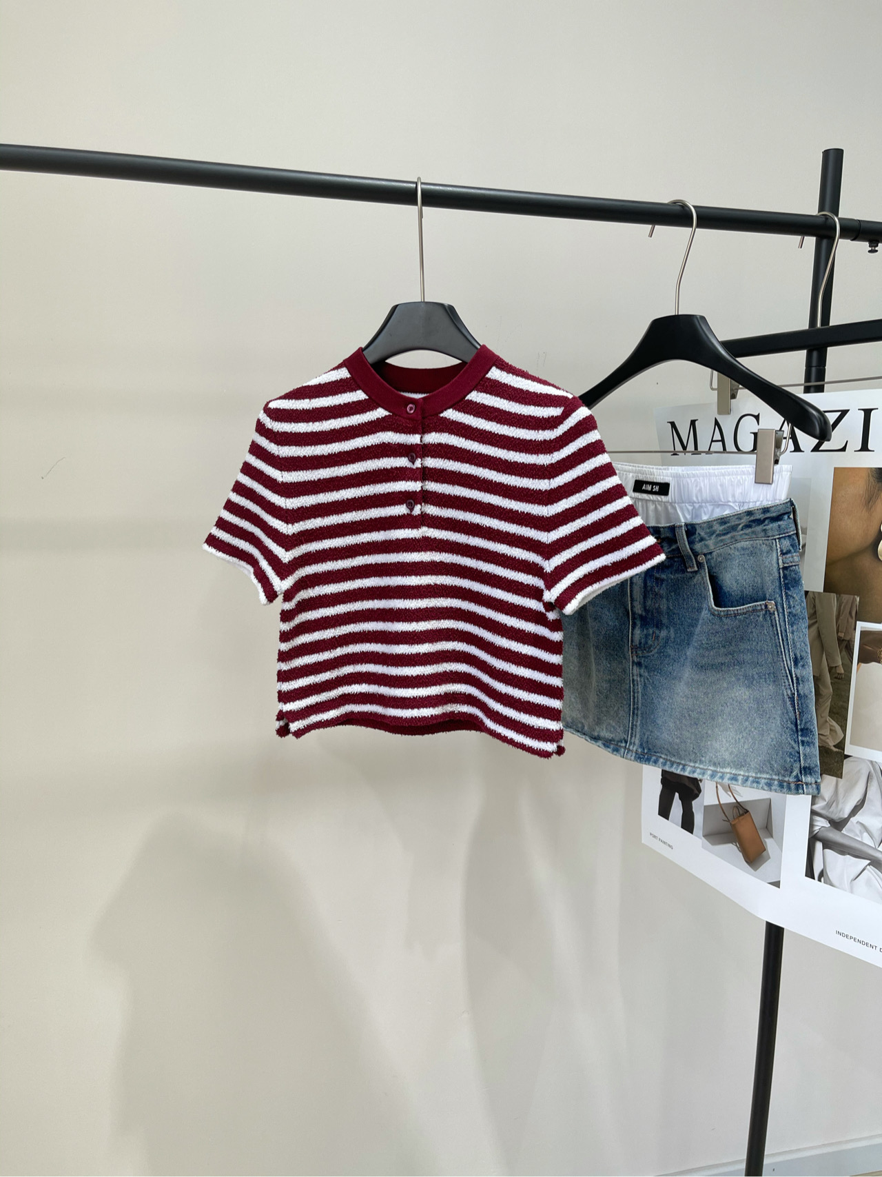 NO:435379,[P wine red and white stripes circle yarn round neck short sleeves], fabric cotton + nylon color wine red and white stripes look so good!  It's popular this year. Prad* 25Ss spring and summer new style, special yarn striped round neck knitted top yb development!  High-end production!  The contrasting stripes make the whiter shades!  Imported yarns are soft, delicate, breathable and comfortable!  Customized buttons, classic style, huge slimming on the upper body!  Elegant and versatile item!  A rich and beautiful woman must come in!  Flat size S shoulder width 34, bust 76 elastic, garment length 41, sleeve length 19 M shoulder width 35, bust 80 elastic, garment length 42, sleeve length 20 L shoulder width 36, bust 84 elastic, garment length 43, sleeve length 21 Manual measurement will have 2~3cm errors within the normal range, prada, T-shirt, alexander wang19860909【P酒红白条纹圈圈纱圆领短袖】 ,面料棉+锦纶 颜色酒红拼白 酒红白条纹太好看啦！今年火了 Prad* 25Ss春夏新款 特种纱条纹圆领针织上衣 yb开发！高版出品！ 条纹撞色超级显白的色调！ 进口纱线质感柔软细腻透气舒适！ 定制纽扣,经典版型上身巨显瘦！ 气质优雅百搭单品！白富美必入！ 平铺尺码 S肩宽34,胸围76弹力,衣长41,袖长19 M肩宽35,胸围80弹力,衣长42,袖长20 L肩宽36,胸围84弹力,衣长43,袖长21 手工测量会有2~3cm误差属于正常范围,,prada,T-shirt,alexander wang,Women's clothing